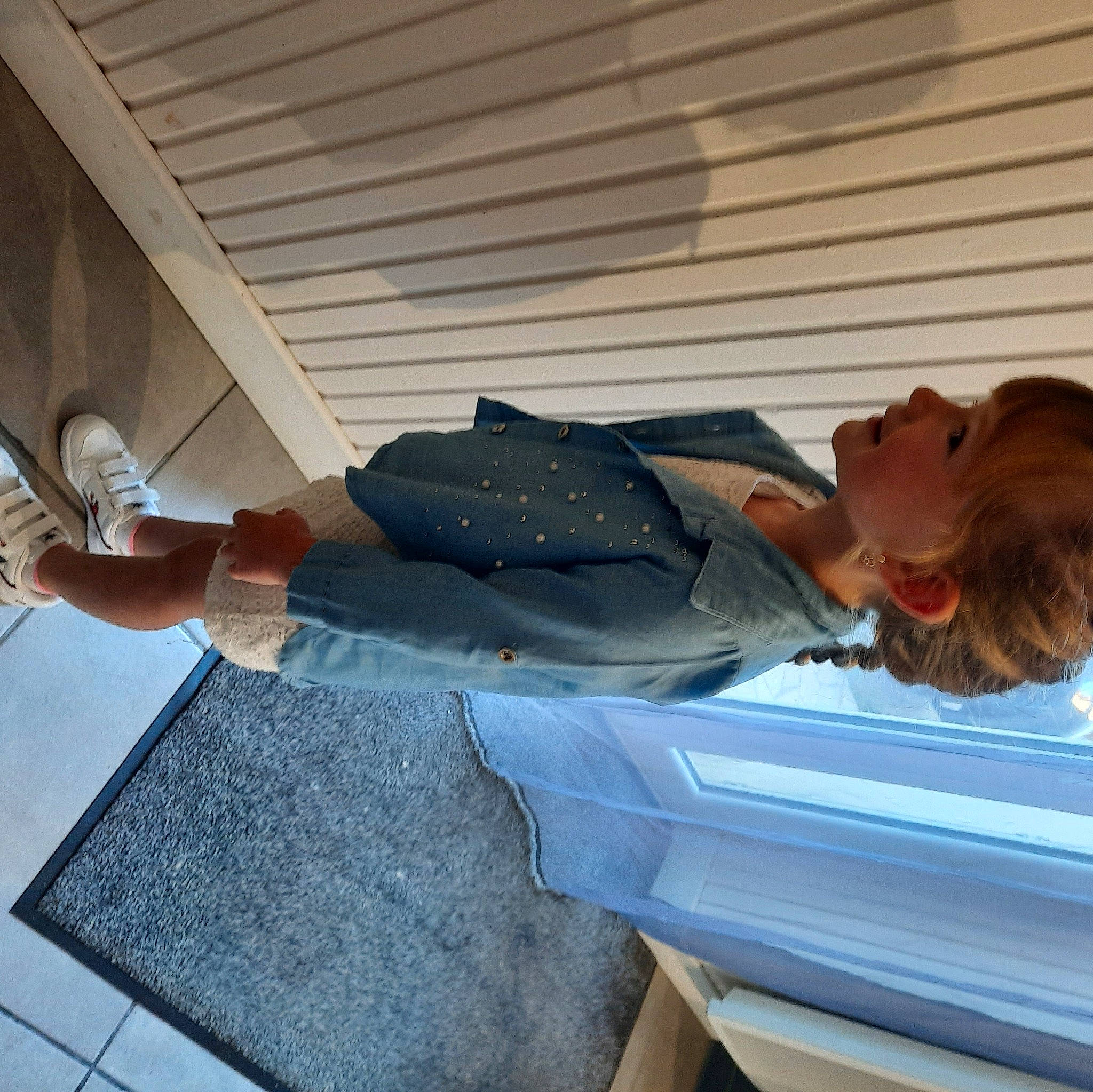 Jade participe au concours pour gagner de l'argent avec cette photo : automotive_exterior, comfort, denim, elbow, electric_blue, flooring, gesture, hardwood, human_leg, knee, leisure, luxury_vehicle, person, room, sitting, thigh, toddler, vehicle_door, waist, wood