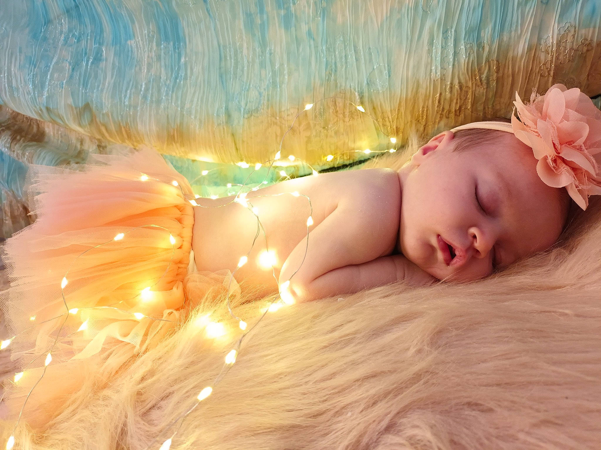 Maylis a rejoint le concours — aidez-le/la à gagner de superbes lots ! baby, blond, brown_hair, child, event, eye, fashion_accessory, fawn, flash_photography, fur, grass, hair, happy, headpiece, human_body, peach, people_in_nature, person, skin, toddler