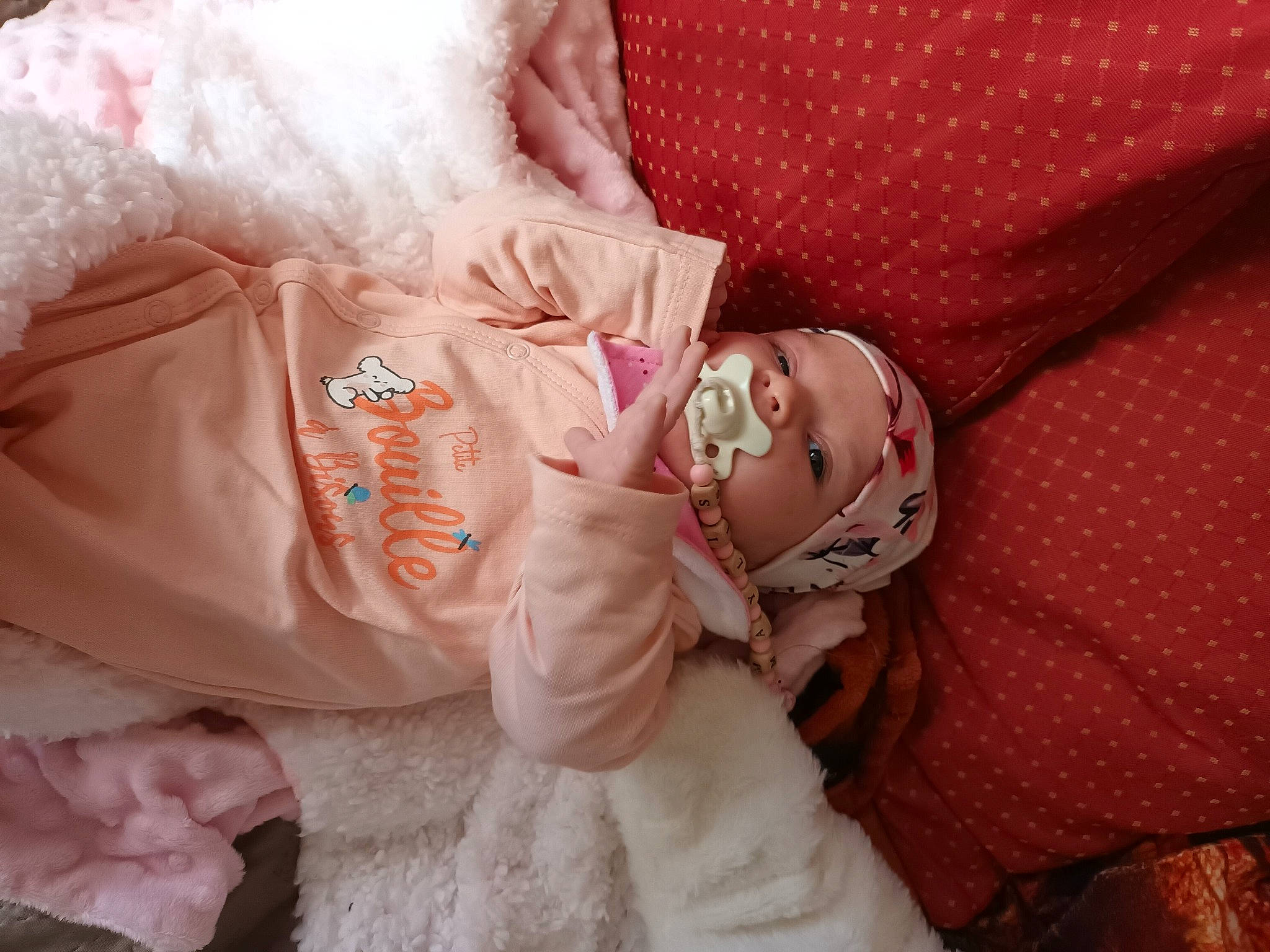 Maylis a rejoint le concours — aidez-le/la à gagner de superbes lots ! baby, baby_products, baby_toddler_clothing, child, comfort, dress, fur, happy, linens, magenta, pattern, peach, person, petal, pink, room, sitting, skin, sleeve, textile