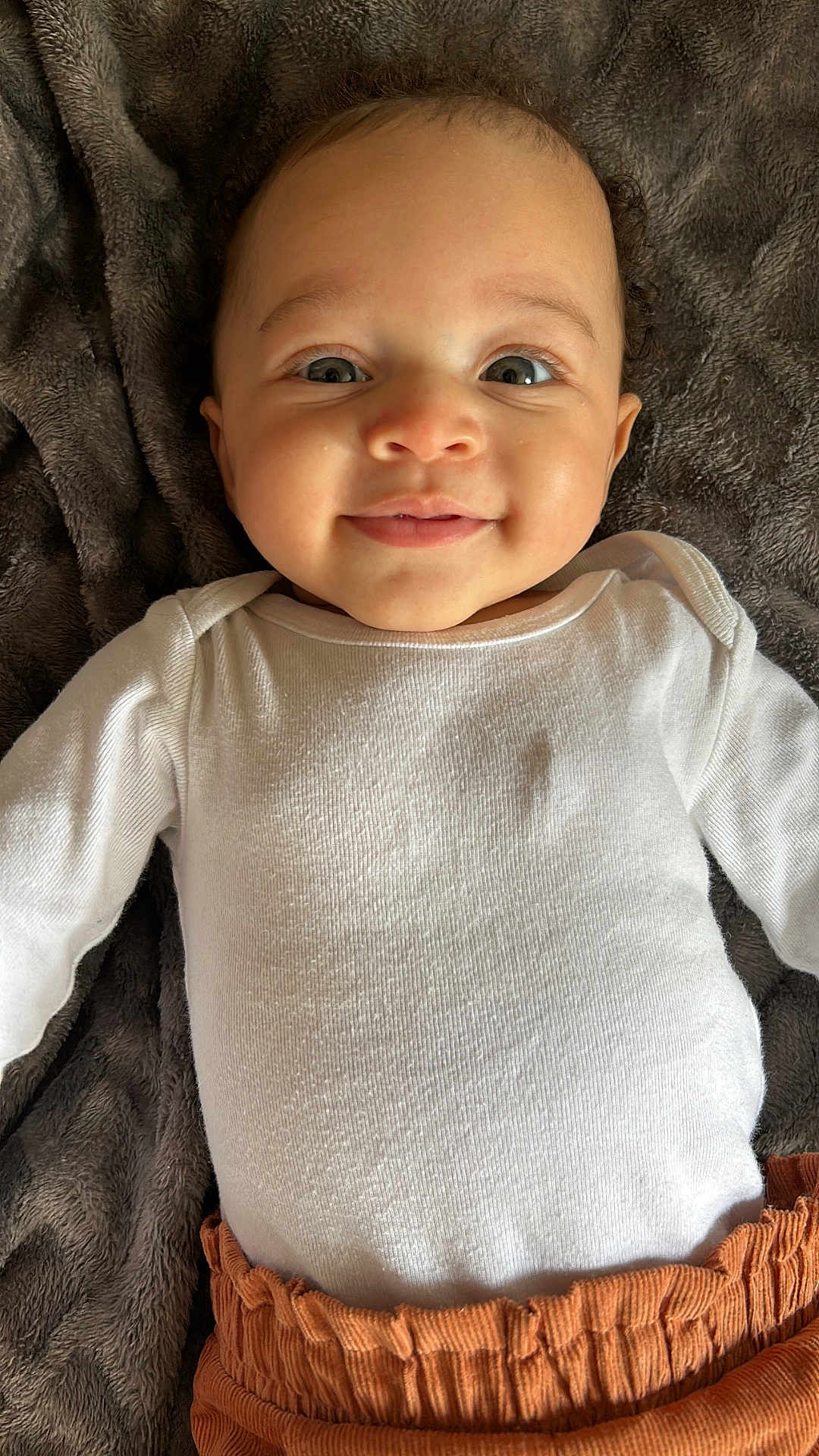 Milaya a rejoint le concours — aidez-le/la à gagner de superbes lots ! baby, clothing, face, happy, head, homedecor, knitwear, laughing, longsleeve, newborn, pants, person, photography, portrait, sleeve, smile, sweater, sweatshirt, t_shirt, undershirt