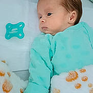Warren a rejoint le concours — aidez-le/la à gagner de superbes lots ! baby, infant, pacifier, blanket, mint_green, onesie, sleepwear, soft_texture, hand, face, lying_down, comfort, cozy, newborn, cute, peaceful, resting, indoor, child, portrait