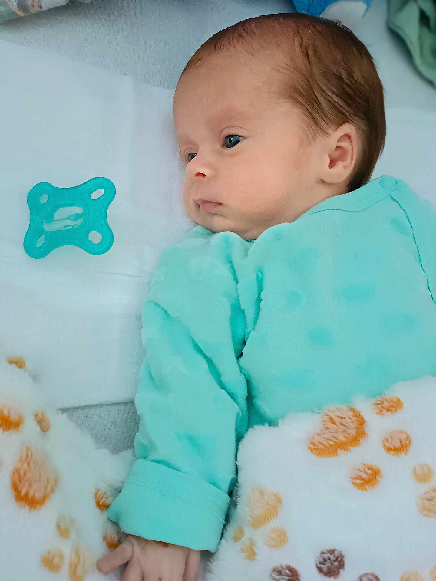 Warren a rejoint le concours — aidez-le/la à gagner de superbes lots ! baby, infant, pacifier, blanket, mint_green, onesie, sleepwear, soft_texture, hand, face, lying_down, comfort, cozy, newborn, cute, peaceful, resting, indoor, child, portrait