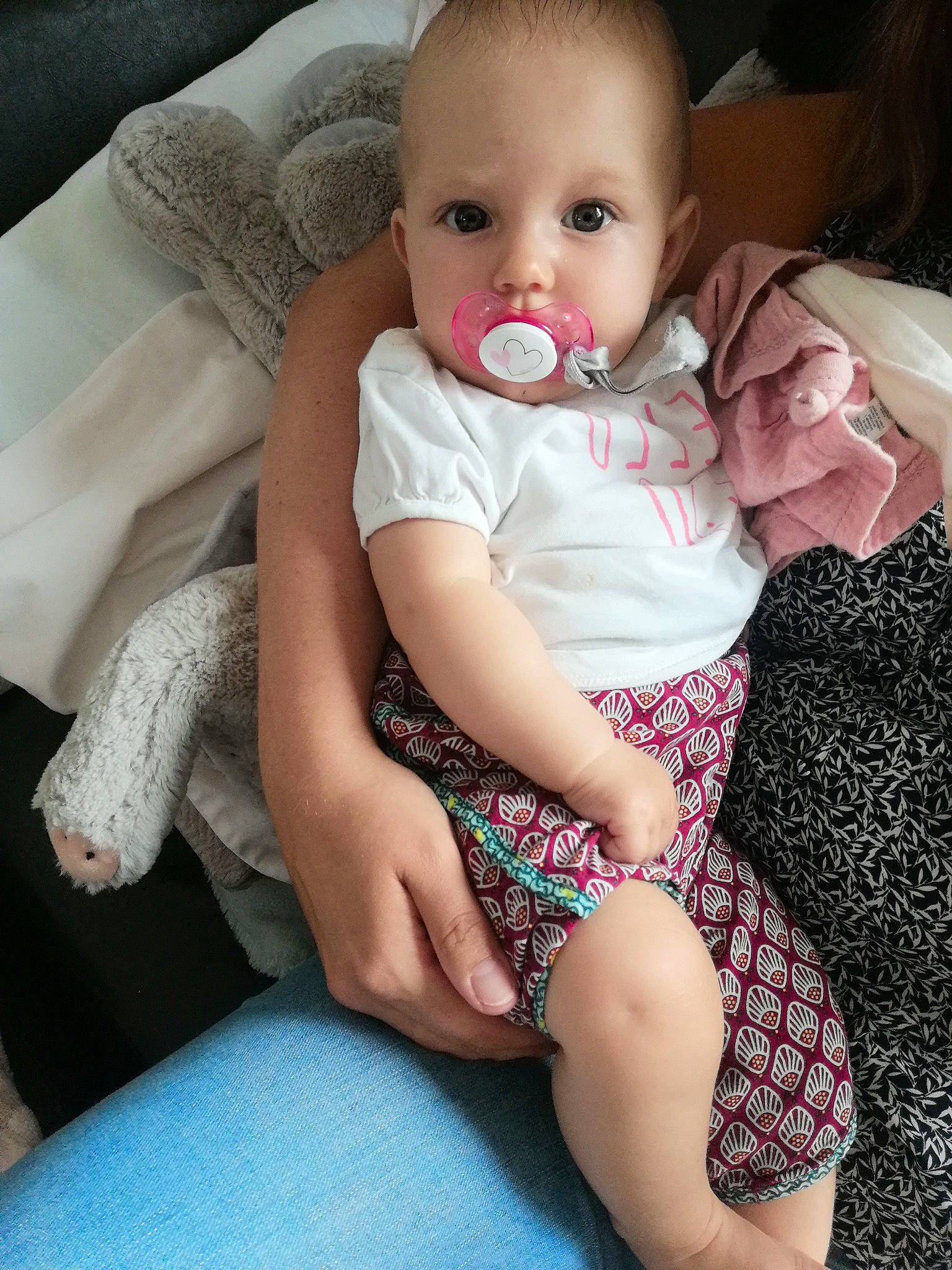 Anna participe au concours pour gagner de l'argent avec cette photo : baby, baby_toddler_clothing, cheek, chin, comfort, eye, face, facial_expression, hairstyle, head, human, iris, lip, mammal, mouth, organ, person, pink, skin, sleeve