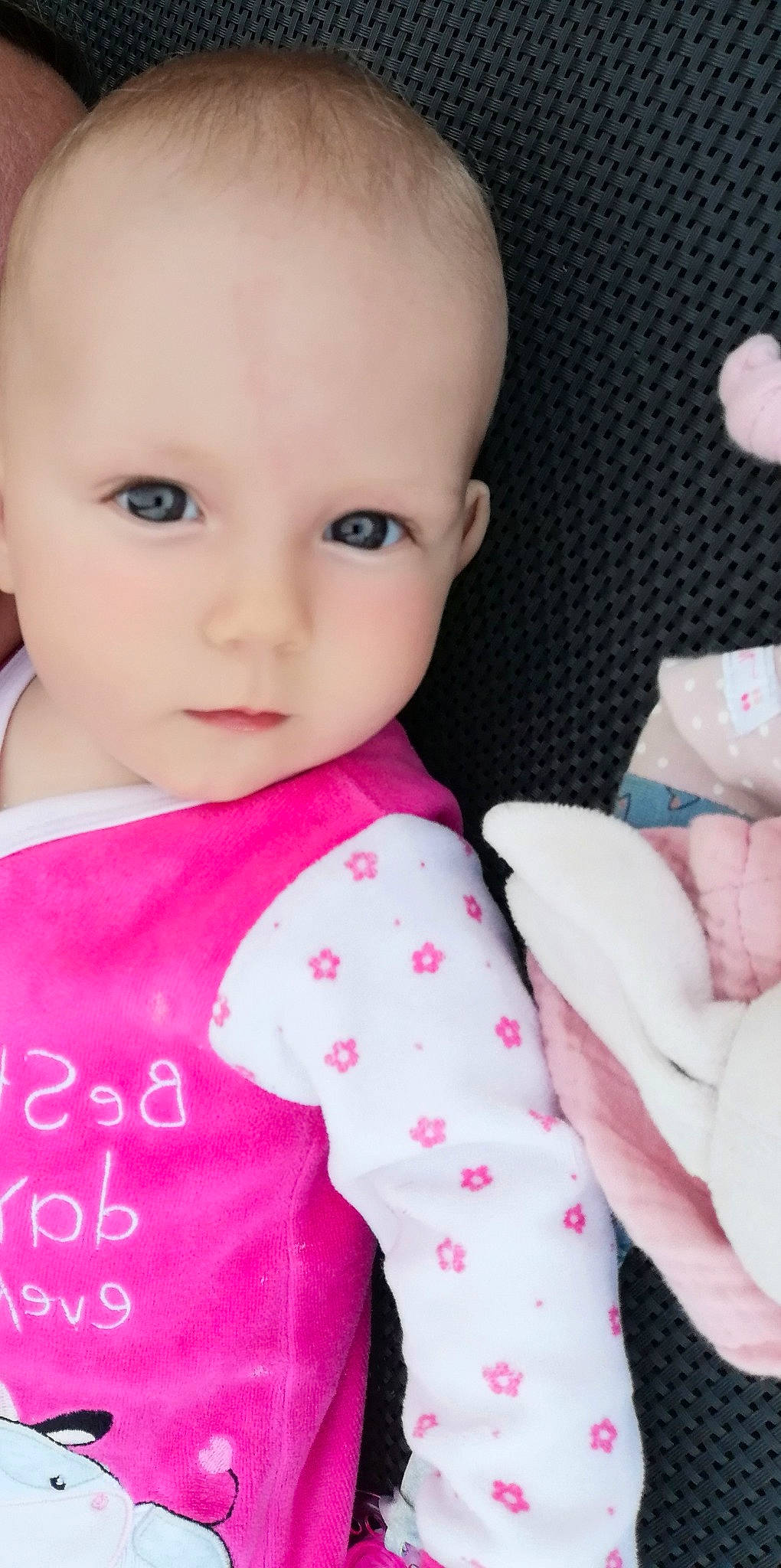 Anna a rejoint le concours — aidez-le/la à gagner de superbes lots ! baby, baby_toddler_clothing, beauty, cheek, chin, eyelash, finger, happy, iris, lip, magenta, neck, nose, outerwear, person, pink, product, skin, sleeve, t_shirt