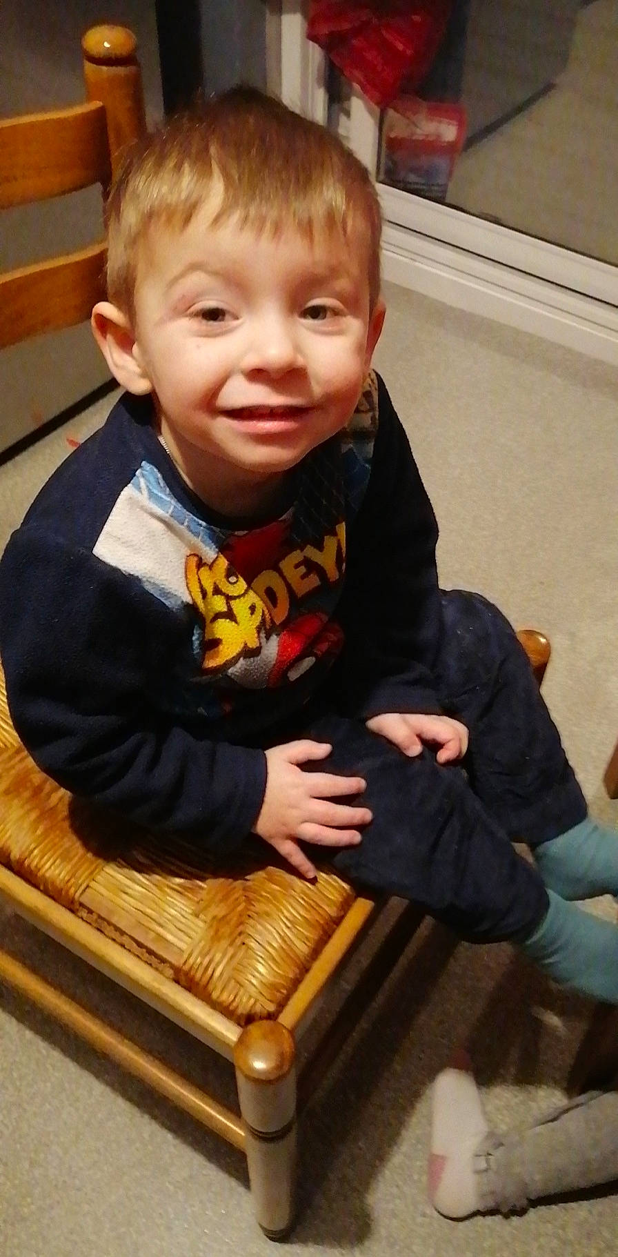 Djino a rejoint le concours — aidez-le/la à gagner de superbes lots ! arm, baby_toddler_clothing, chair, cheek, child, chin, finger, flooring, fun, hand, happy, head, iris, joy, outerwear, person, sitting, skin, smile, thumb