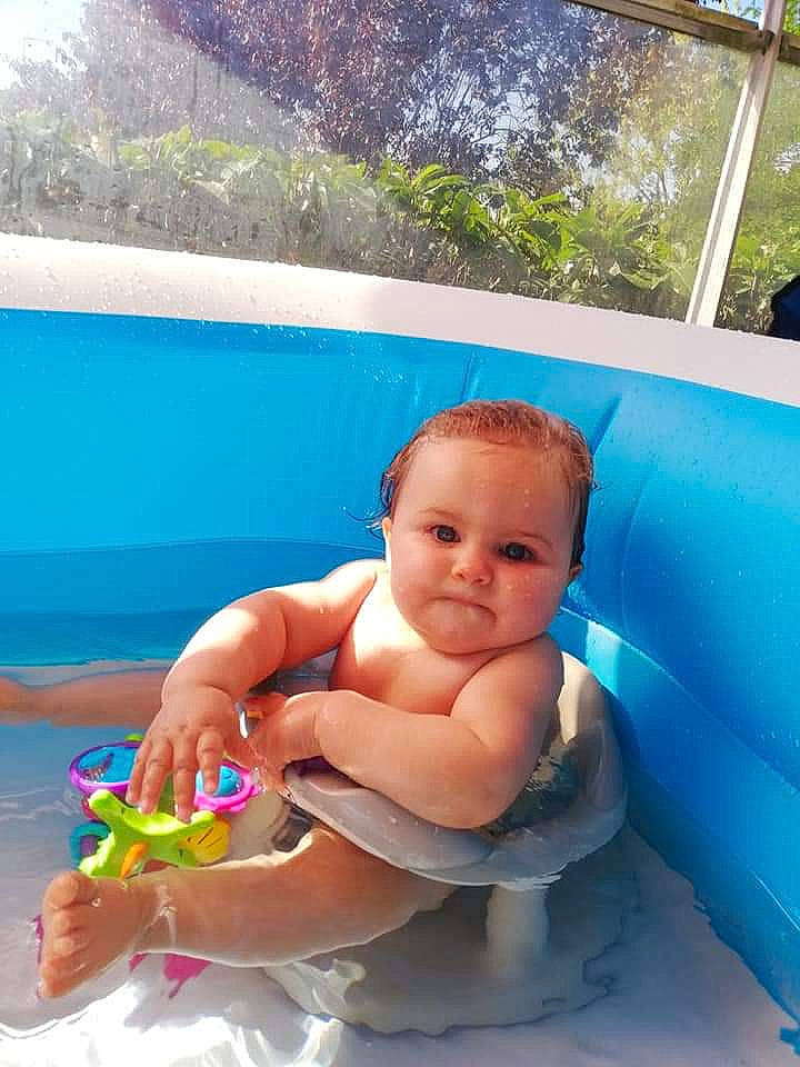 Belinda participe au concours pour gagner de l'argent avec cette photo : baby, baby_bathing, baby_products, bath_toy, bathing, chest, child, fun, happy, leisure, nonbuilding_structure, person, plant, play, recreation, sitting, swimming_pool, toddler, toy, vacation