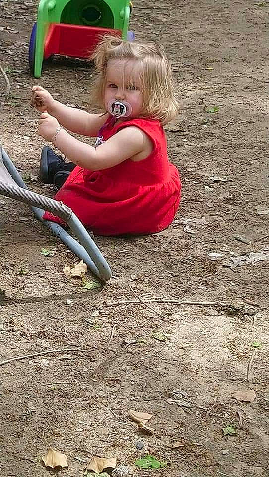 Belinda participe au concours pour gagner de l'argent avec cette photo : automotive_tire, baby_toddler_clothing, child, city, clothing, fun, grass, happy, leisure, outdoor_play_equipment, people_in_nature, person, plant, playground, recreation, sitting, smile, soil, toddler, tree