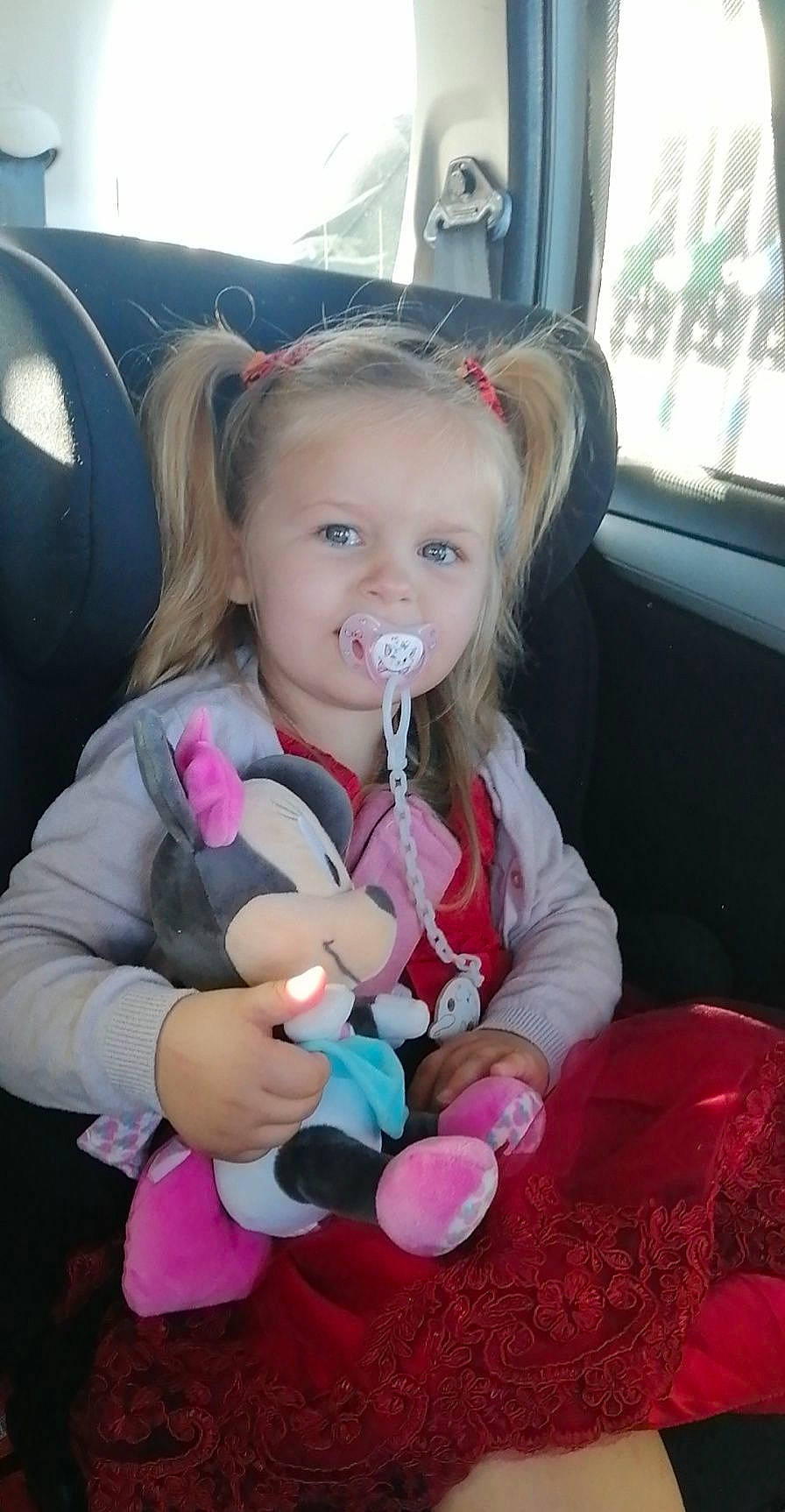 Belinda participe au concours pour gagner de l'argent avec cette photo : auto_part, car_seat, cheek, child, face, fun, hand, happy, head, human_body, lap, mammal, person, pink, skin, smile, steering_wheel, toddler, vehicle, vehicle_door