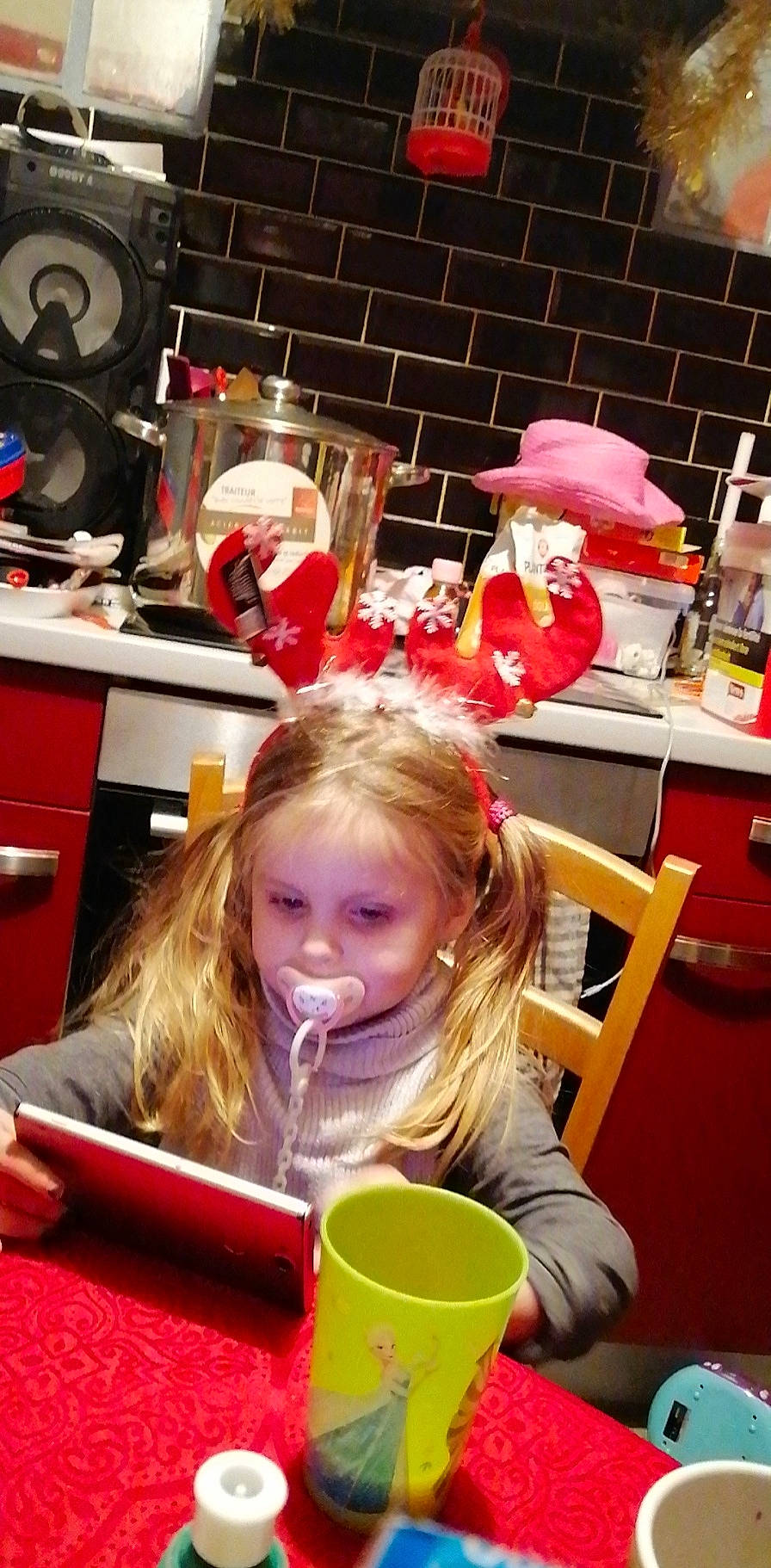 Belinda a rejoint le concours — aidez-le/la à gagner de superbes lots ! chair, child, christmas, cooking, desk, drink, drinkware, event, fun, happy, hat, holiday, joy, learning, leisure, person, plate, red, room, sitting