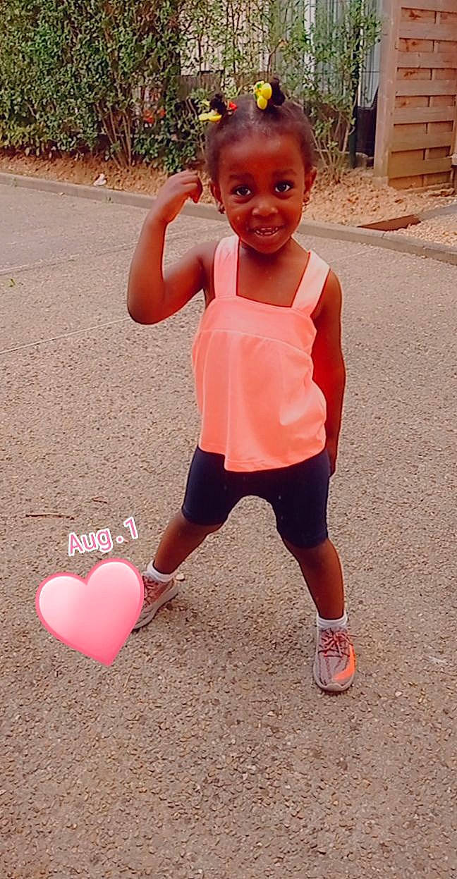 Emna a rejoint le concours — aidez-le/la à gagner de superbes lots ! baby, baby_toddler_clothing, child, footwear, heart, joy, person, pink, play, shoe, sleeve, toddler, vacation