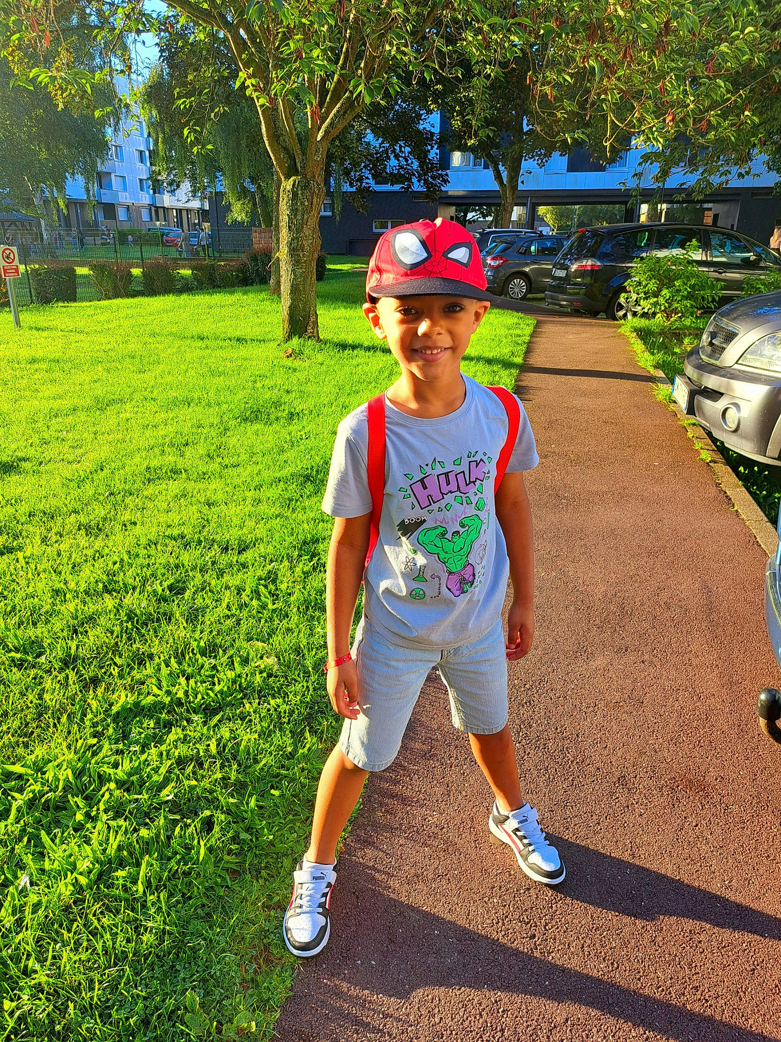 Noah a rejoint le concours — aidez-le/la à gagner de superbes lots ! asphalt, baseball_cap, cap, child, electric_blue, fun, grass, happy, hat, headwear, joy, leaf, leisure, people_in_nature, person, plant, recreation, shorts, summer, t_shirt