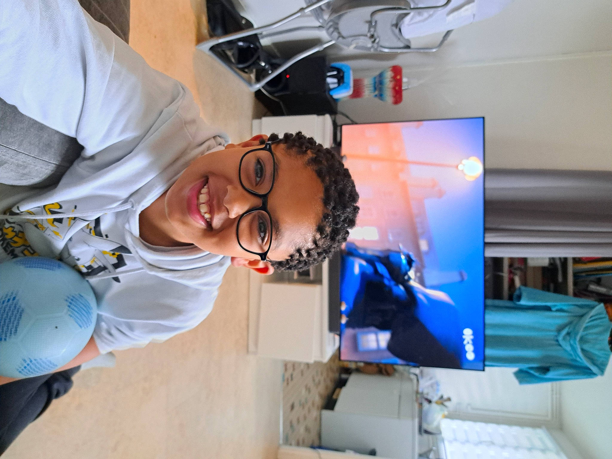 Mathys participe au concours pour gagner de l'argent avec cette photo : computer, computer_monitor, desktop_computer, display_device, electric_blue, engineering, eyewear, fun, gadget, health_care, job, joy, machine, medical, medical_equipment, multimedia, person, personal_computer, room, service