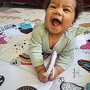 Edward a rejoint le concours — aidez-le/la à gagner de superbes lots ! baby, child, clothing, colorful, crawling, cute, expression, face, fun, hands, happy, indoor, infant, joy, pattern, play_mat, portrait, smiling, toy, young