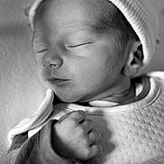 Aaron a rejoint le concours — aidez-le/la à gagner de superbes lots ! newborn, baby, sleeping, hat, clothing, closeup, black_and_white, infant, peaceful, face, portrait, cozy, soft, hand, resting, cute, child, young, newborn_baby, sleep