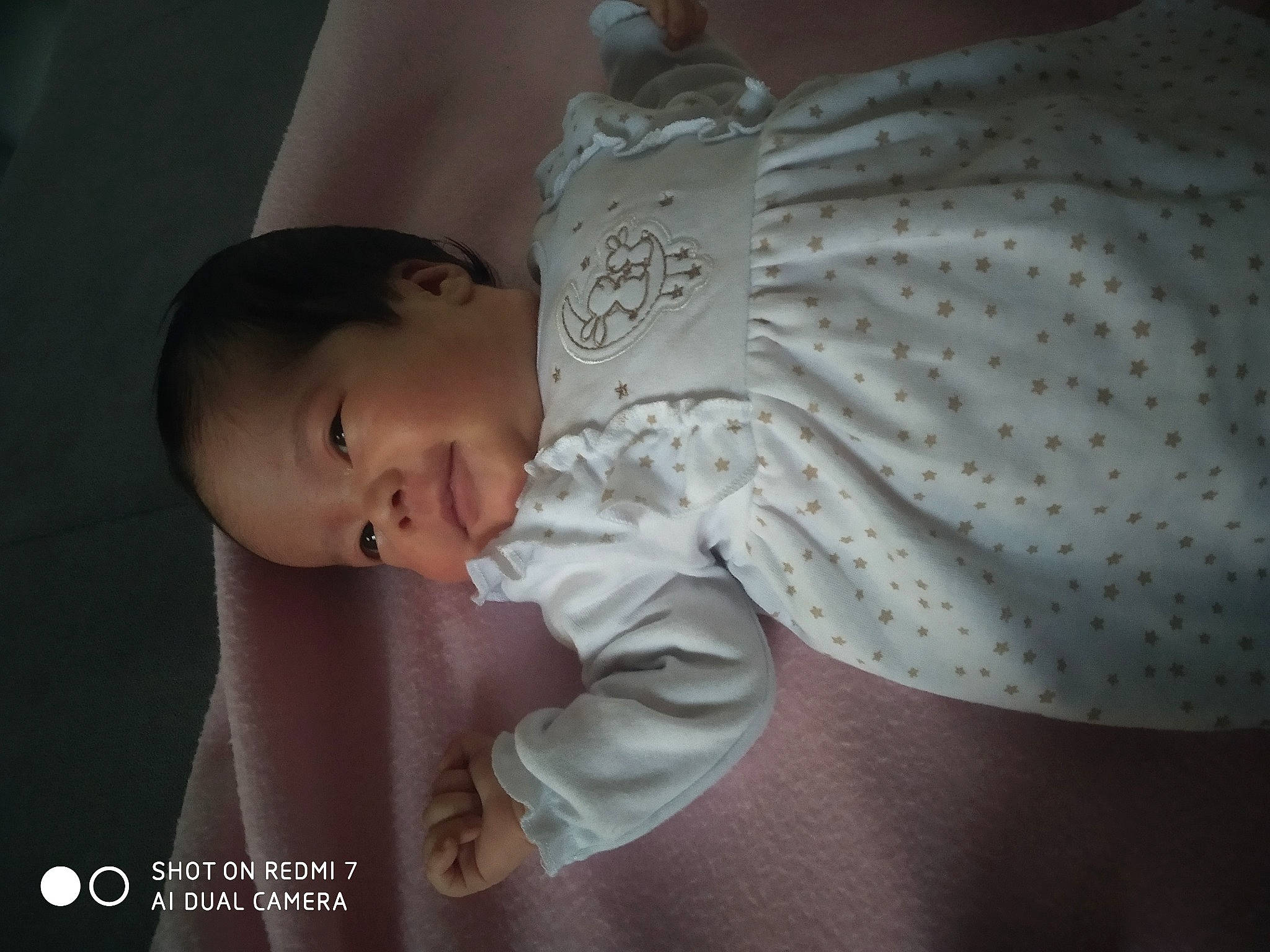 Mia a rejoint le concours — aidez-le/la à gagner de superbes lots ! abdomen, baby, baby_products, baby_toddler_clothing, cheek, child, comfort, darkness, elbow, flash_photography, fun, happy, monochrome_photography, pattern, person, portrait_photography, room, sitting, skin, sleeve