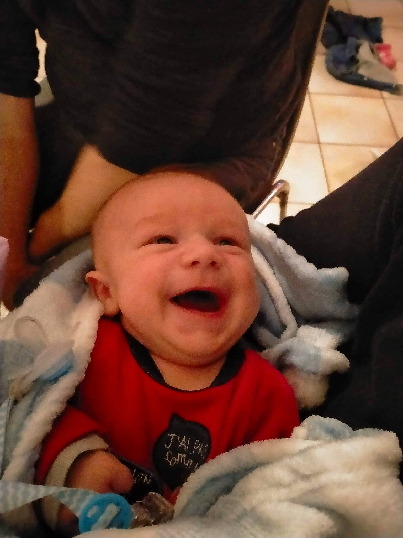 Samuel participe au concours pour gagner de l'argent avec cette photo : baby, baby_laughing, baby_toddler_clothing, cheek, child, comfort, event, finger, fun, gesture, happy, head, iris, laugh, mouth, person, sitting, skin, smile, thumb