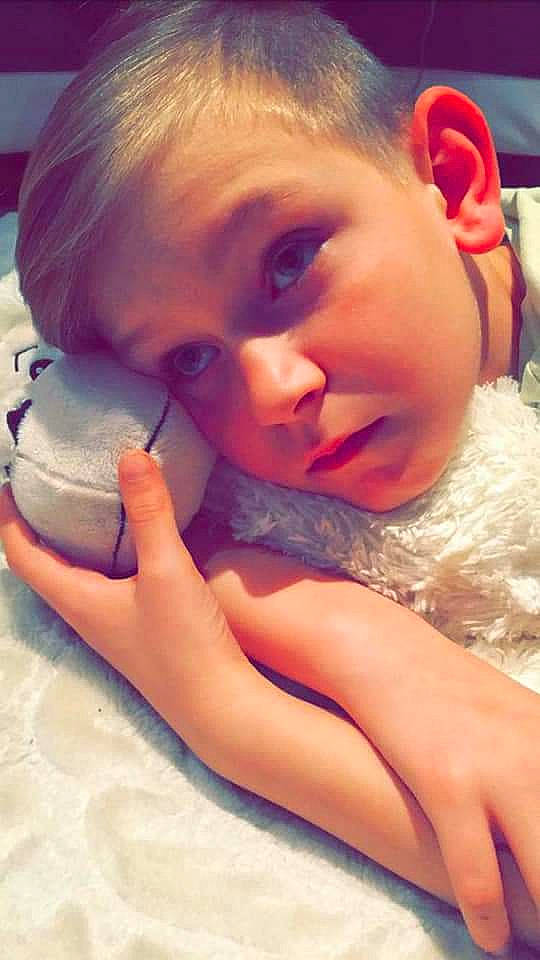 Lucas participe au concours pour gagner de l'argent avec cette photo : baby, blond, cheek, child, ear, face, finger, fun, hand, head, lip, mouth, nail, neck, nose, person, skin, smile, surprise, toddler