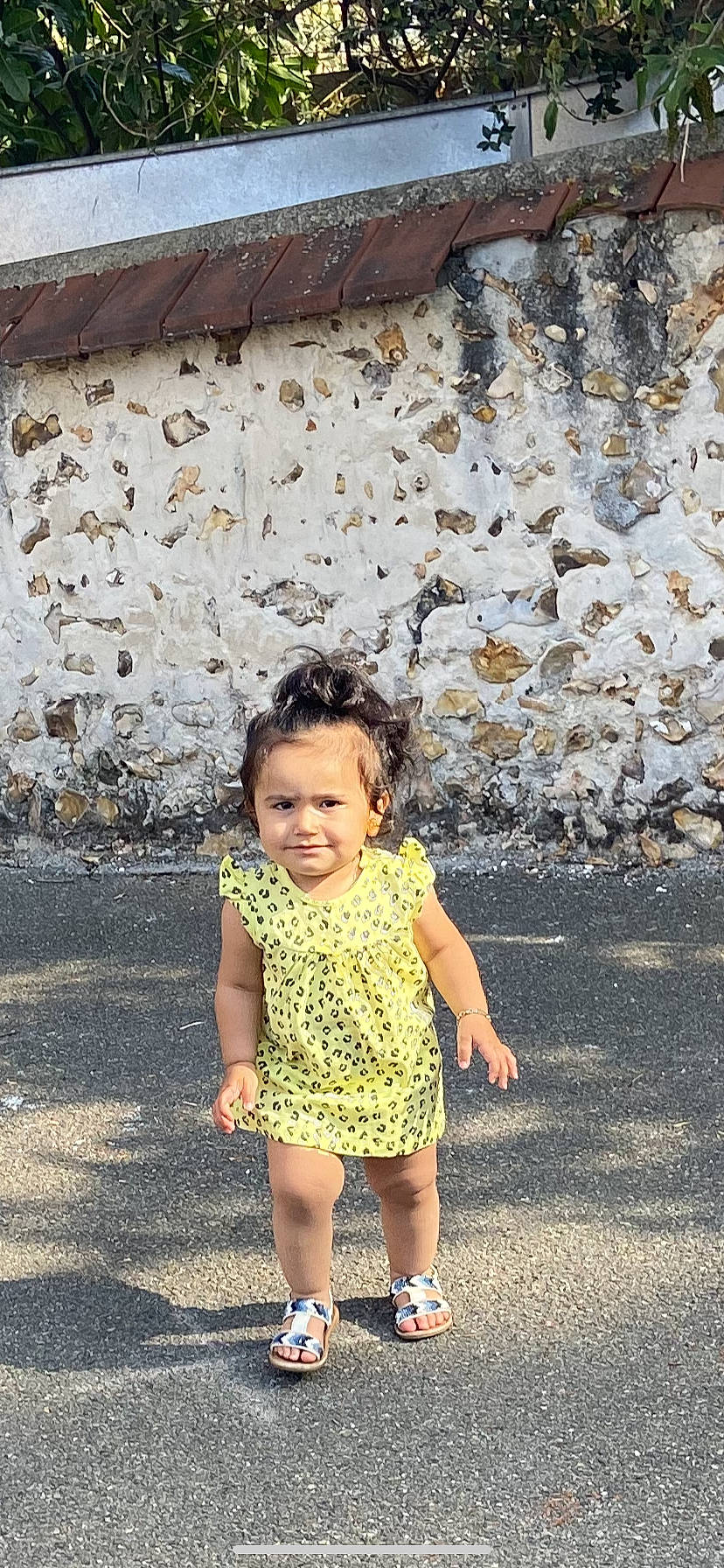 Hatice a rejoint le concours — aidez-le/la à gagner de superbes lots ! child, dress, fawn, fun, happy, leaf, leisure, pattern, people, person, photography, plant, play, smile, standing, summer, toddler, tree, vacation, yellow