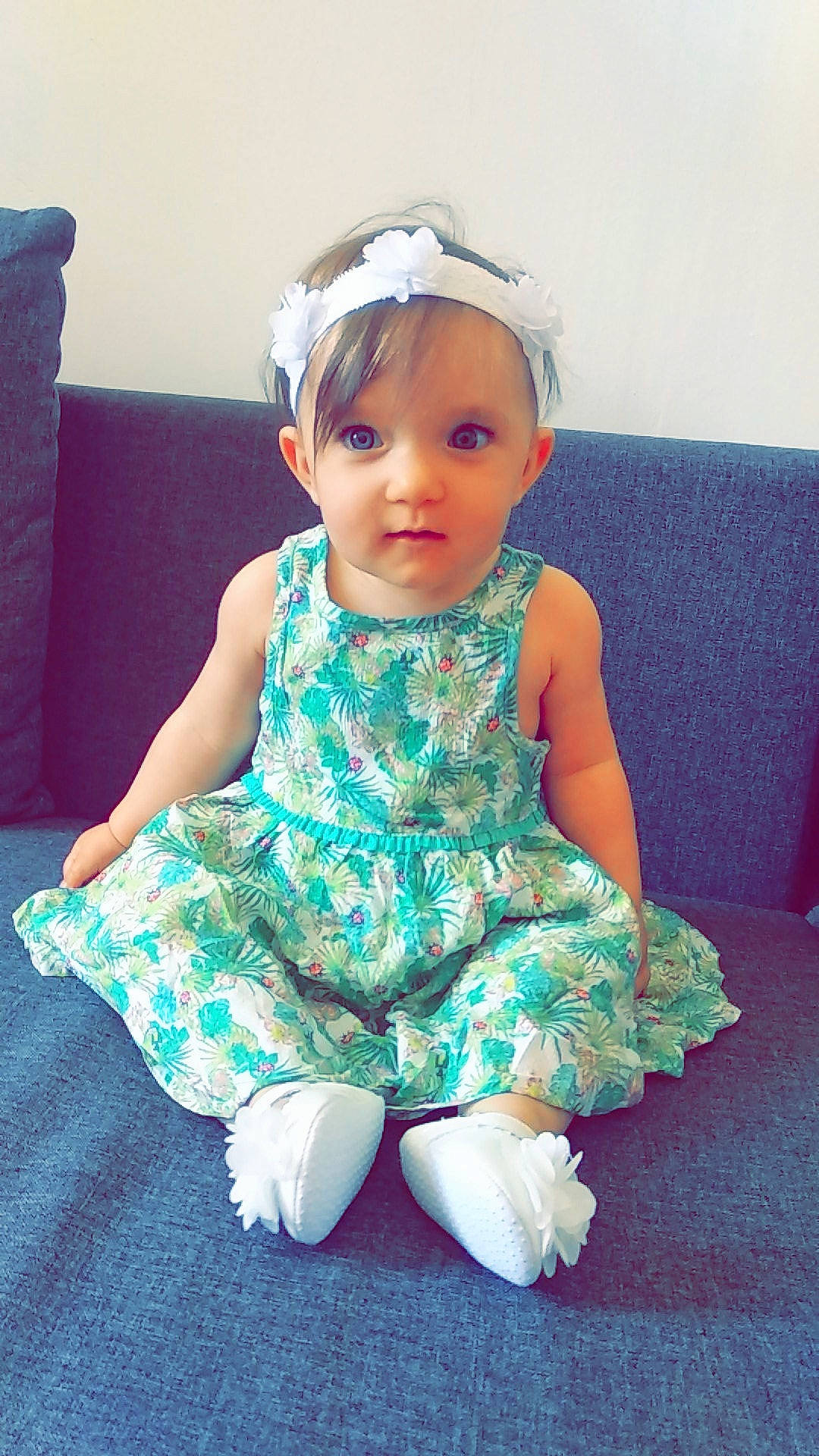 Elyanna a rejoint le concours — aidez-le/la à gagner de superbes lots ! baby, baby_toddler_clothing, blue, child, clothing, dress, fashion_accessory, hair_accessory, headband, headgear, pattern, person, pink, sitting, skin, smile, toddler