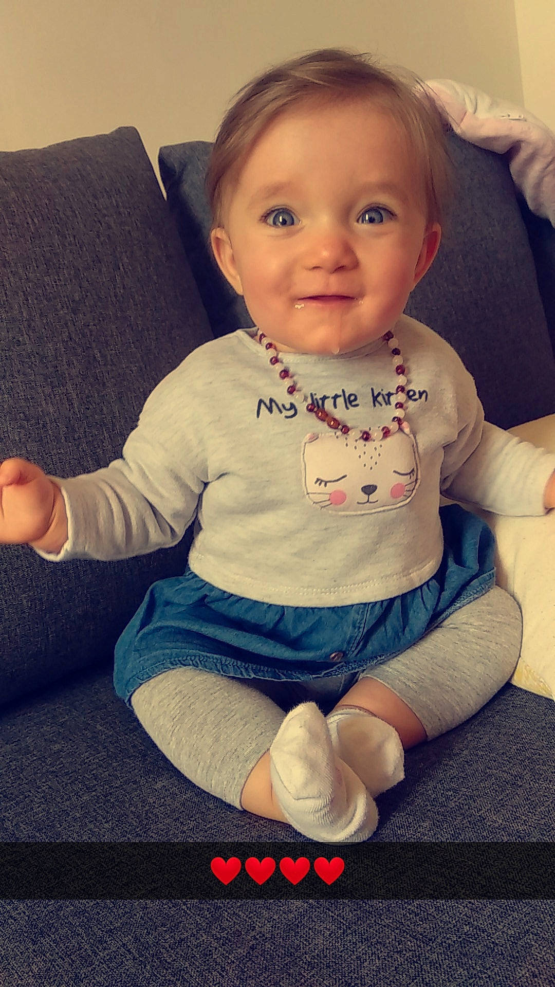 Elyanna a rejoint le concours — aidez-le/la à gagner de superbes lots ! arm, baby, baby_toddler_clothing, cheek, child, face, finger, head, leg, lip, person, play, sitting, skin, sleeve, smile, toddler