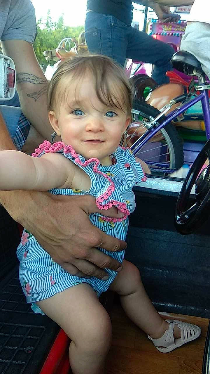 Elyanna a rejoint le concours — aidez-le/la à gagner de superbes lots ! baby, baby_products, car, cheek, child, fashion_accessory, fun, leg, person, sitting, skin, smile, summer, toddler, vacation, vehicle