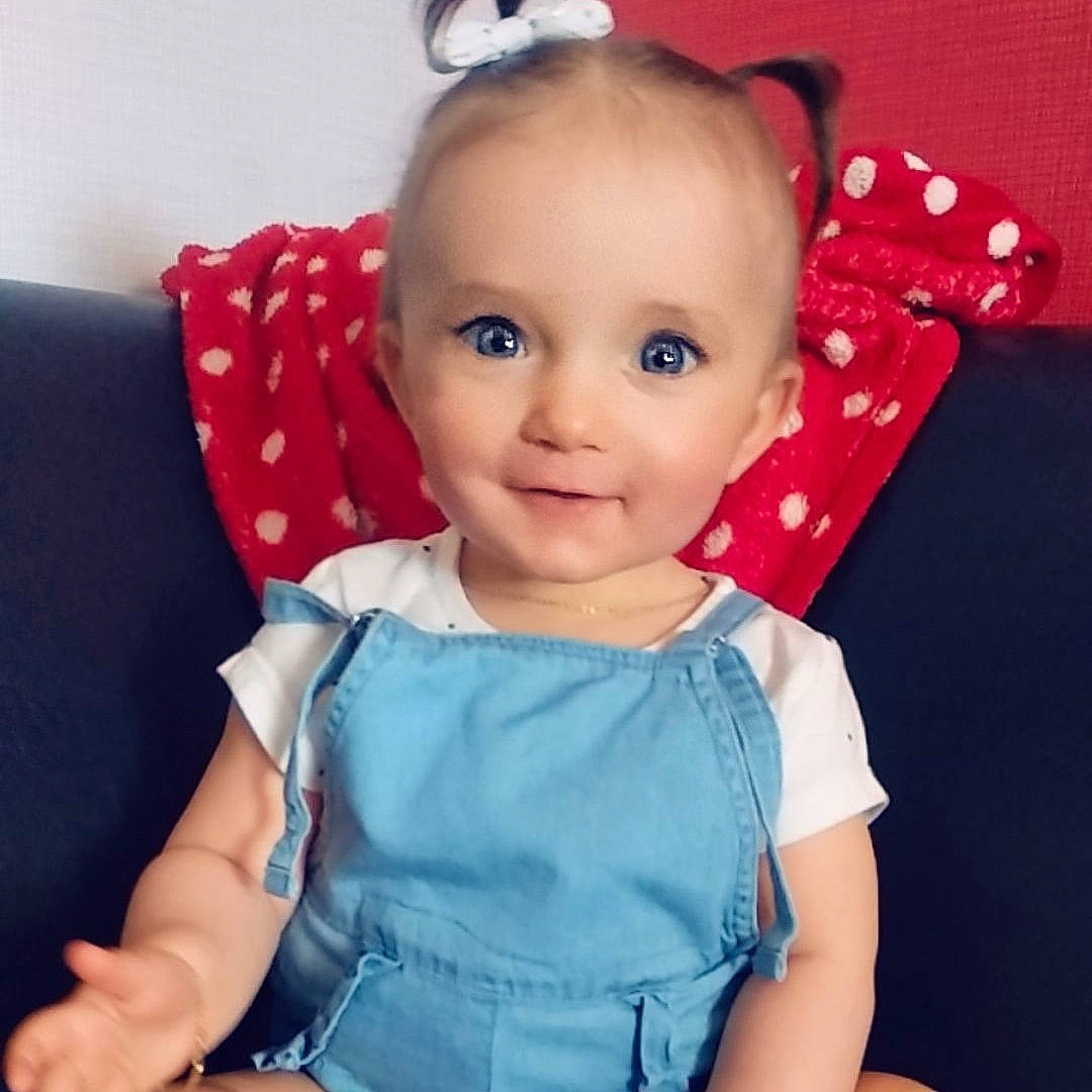 Elyanna participe au concours pour gagner de l'argent avec cette photo : baby, baby_toddler_clothing, beauty, blond, blue, cheek, child, dress, ear, eye, face, forehead, hair, hair_accessory, head, lip, person, pink, product, skin