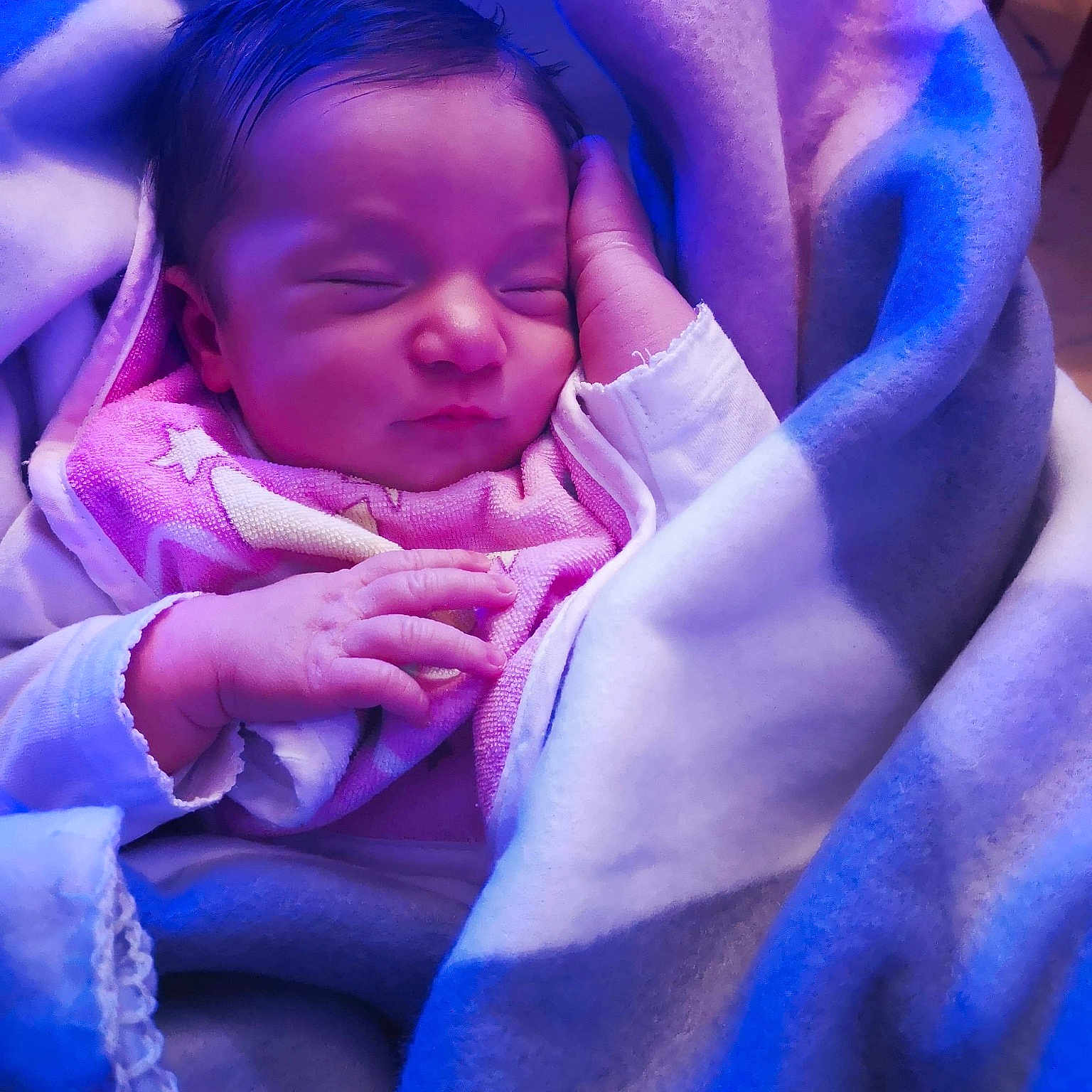 Elyanna a rejoint le concours — aidez-le/la à gagner de superbes lots ! beauty, blue, child, flower, fun, girl, infant, person, purple, smile, violet