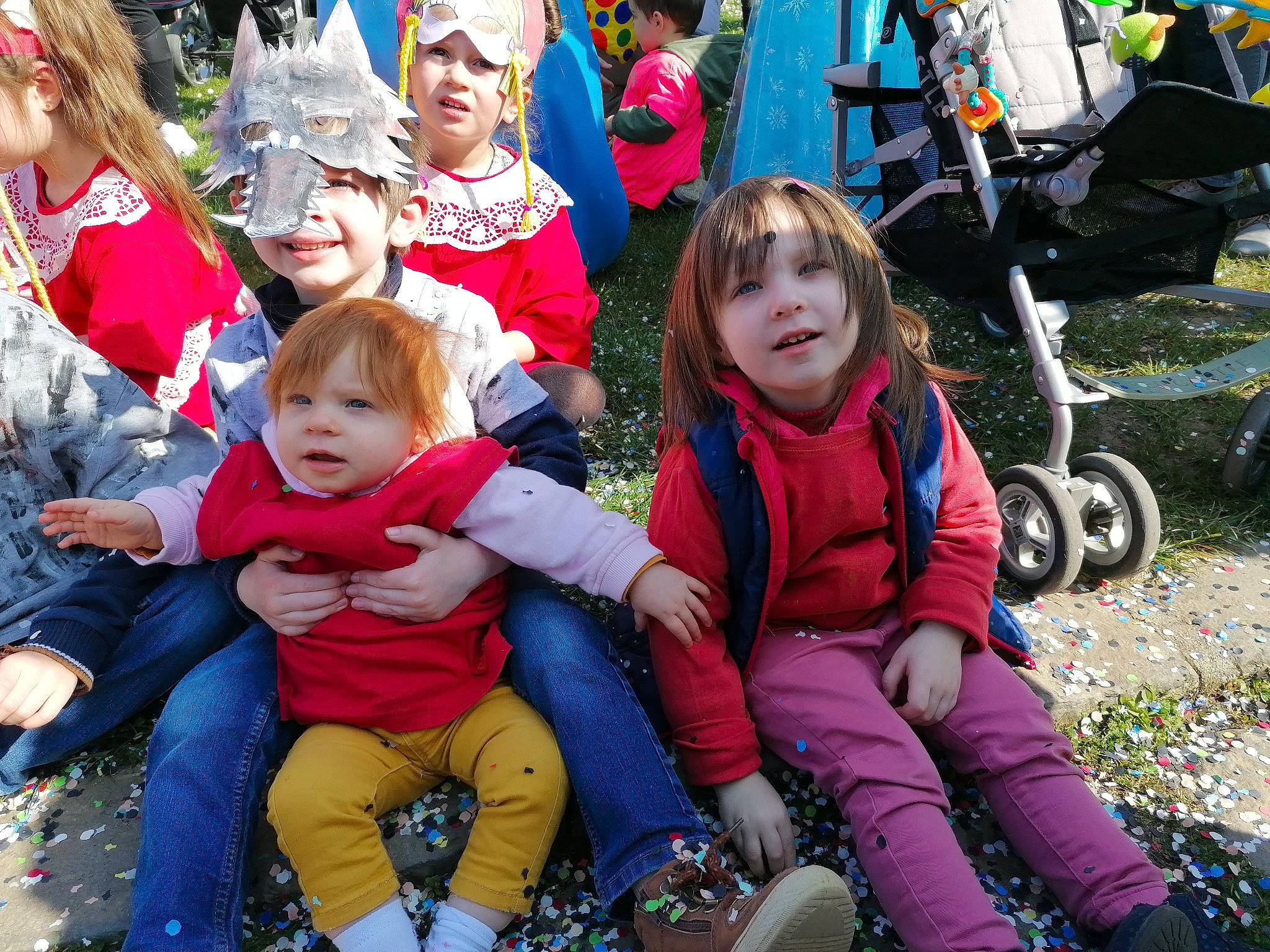 Ethan participe au concours pour gagner de l'argent avec cette photo : blue, boot, child, clothing, costume_hat, event, fun, grass, happy, headwear, lap, leisure, people_in_nature, person, personal_protective_equipment, recreation, red, smile, sneakers, toddler