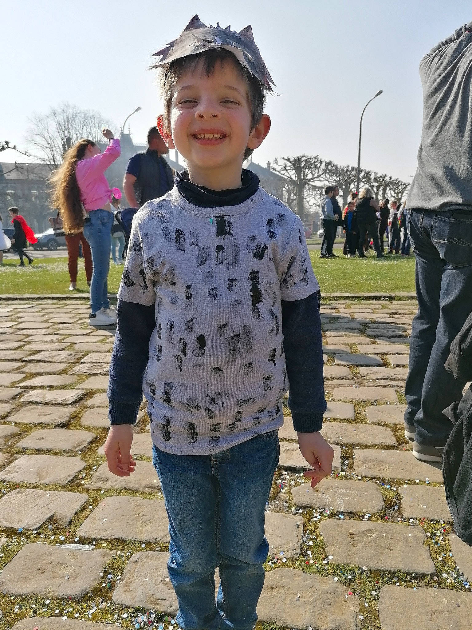 Ethan participe au concours pour gagner de l'argent avec cette photo : child, clothing, daytime, eyewear, fun, happy, human, joy, leisure, pattern, person, recreation, sky, sleeve, smile, standing, street_fashion, toddler, tourism, travel