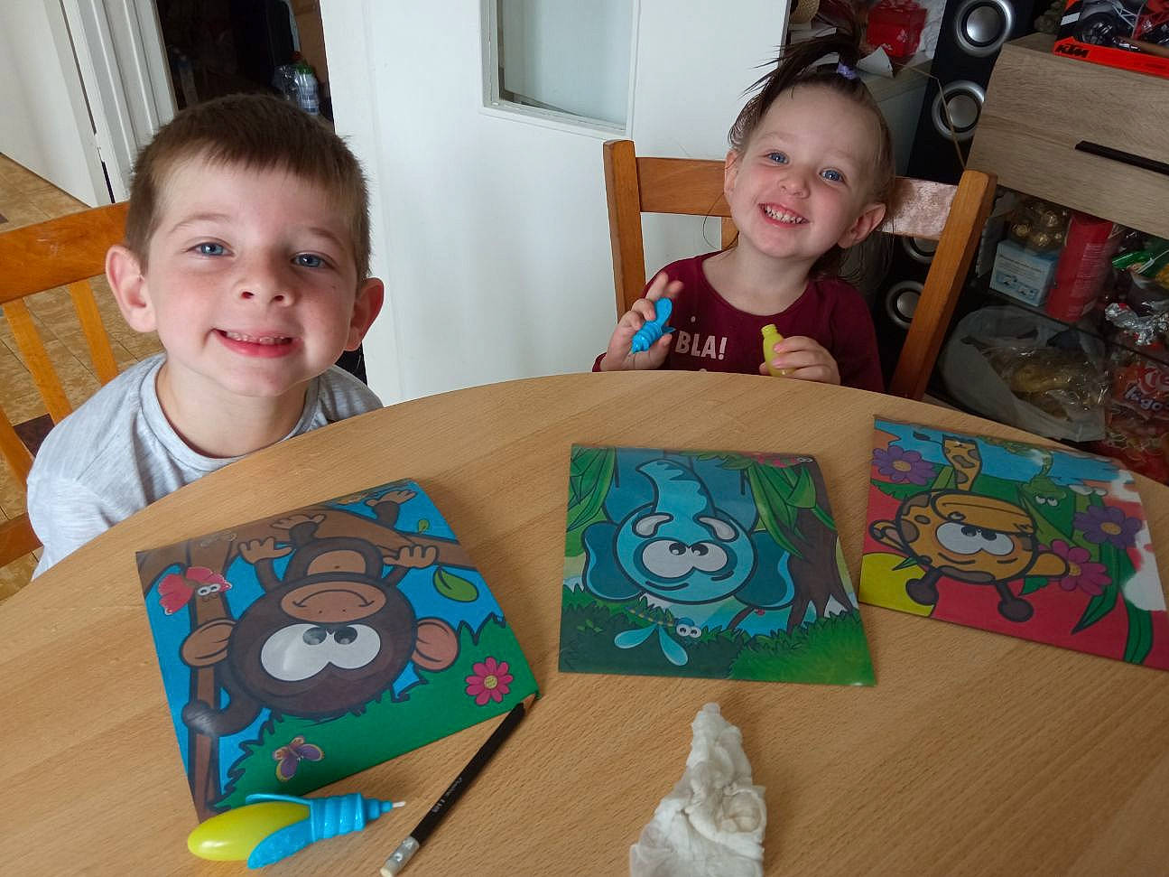 Ethan a rejoint le concours — aidez-le/la à gagner de superbes lots ! art, child, eye, face, flooring, fun, happy, head, house, illustration, joy, leisure, mammal, organ, person, sharing, smile, t_shirt, table, toddler