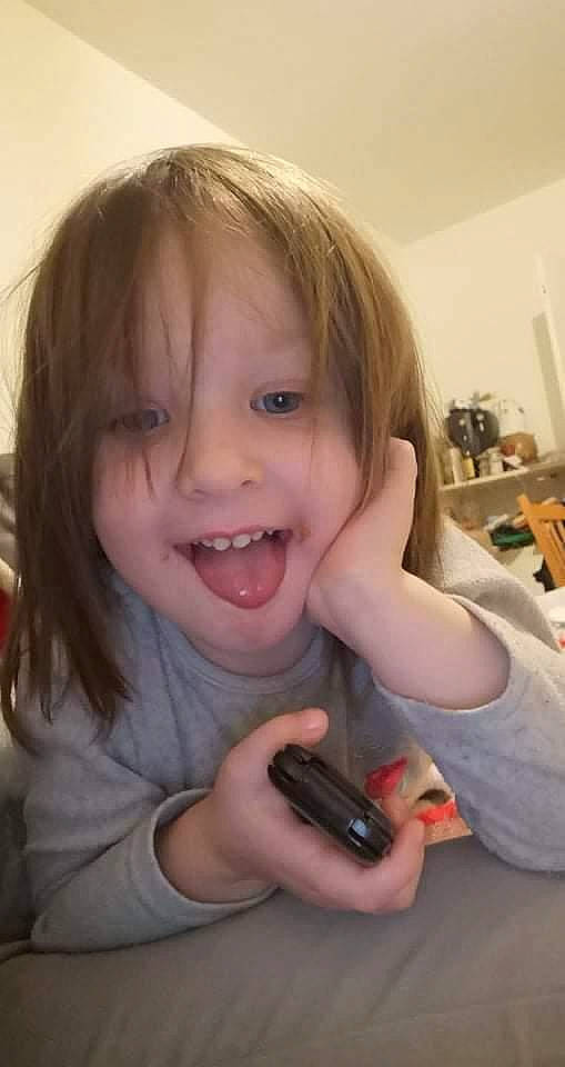 Noémie participe au concours pour gagner de l'argent avec cette photo : arm, cheek, child, chin, ear, eyelash, face, finger, gesture, hand, happy, iris, lip, mouth, nose, person, skin, smile, thumb, toddler