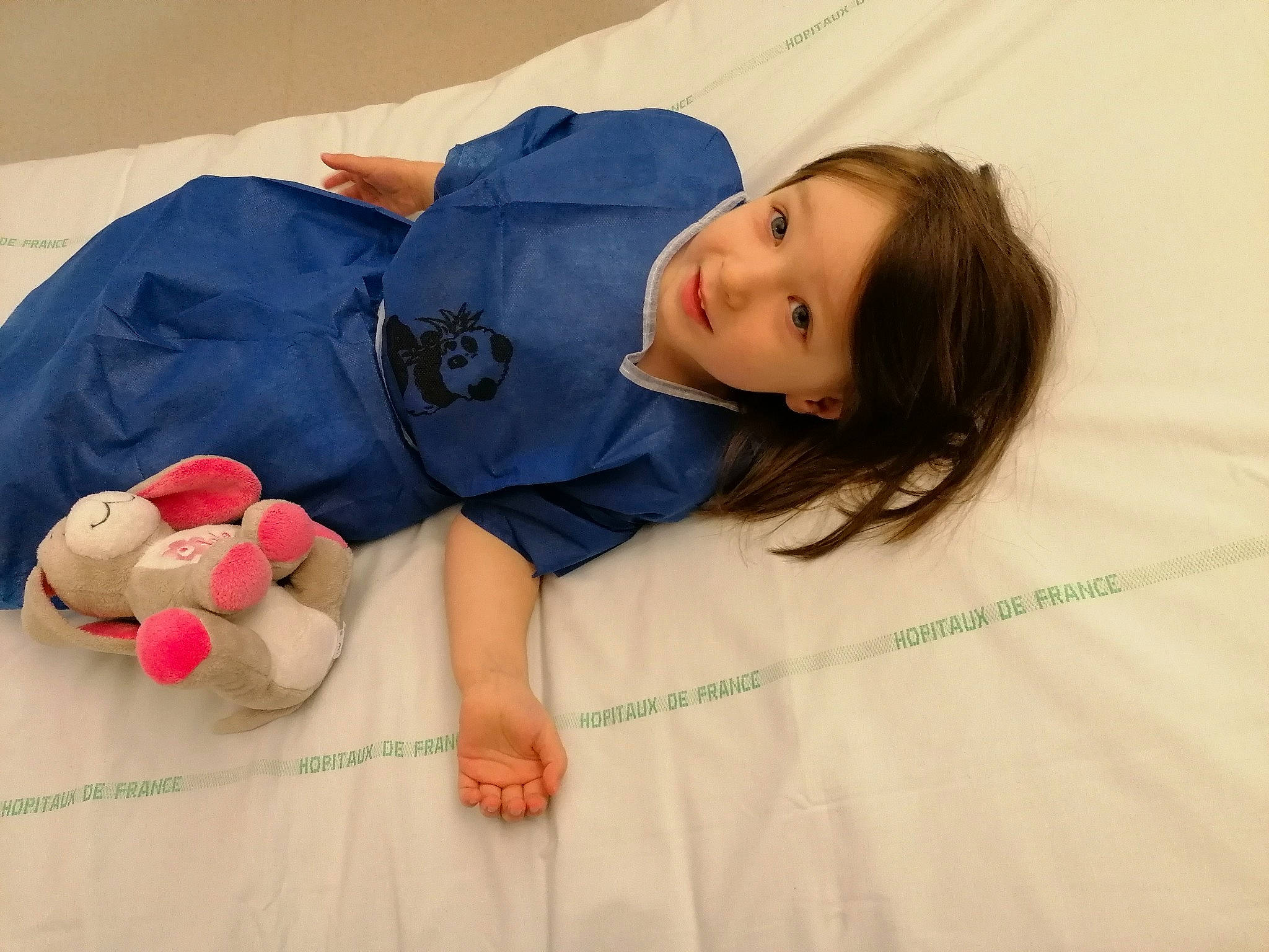 Noémie participe au concours pour gagner de l'argent avec cette photo : arm, baby_toddler_clothing, bed, comfort, couch, flooring, fun, happy, human_leg, joint, knee, leg, linens, mammal, person, skin, sleeve, textile, thigh, toddler