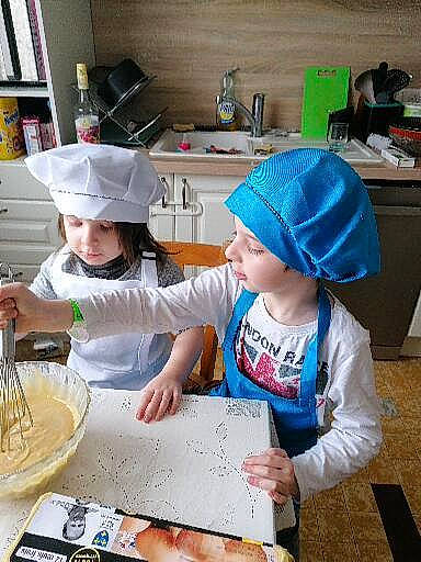 Noémie participe au concours pour gagner de l'argent avec cette photo : baseball_cap, bookcase, cap, chef, child, cook, cooking, countertop, culinary_art, food, hat, headgear, headwear, kitchen, person, plate, recipe, room, t_shirt, table