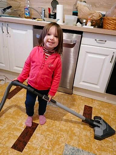 Noémie a rejoint le concours — aidez-le/la à gagner de superbes lots ! cabinetry, cleanliness, countertop, cupboard, drawer, floor, flooring, hardwood, joy, kitchen, kitchen_appliance, major_appliance, person, room, smile, tableware, tap, toddler, varnish, wood