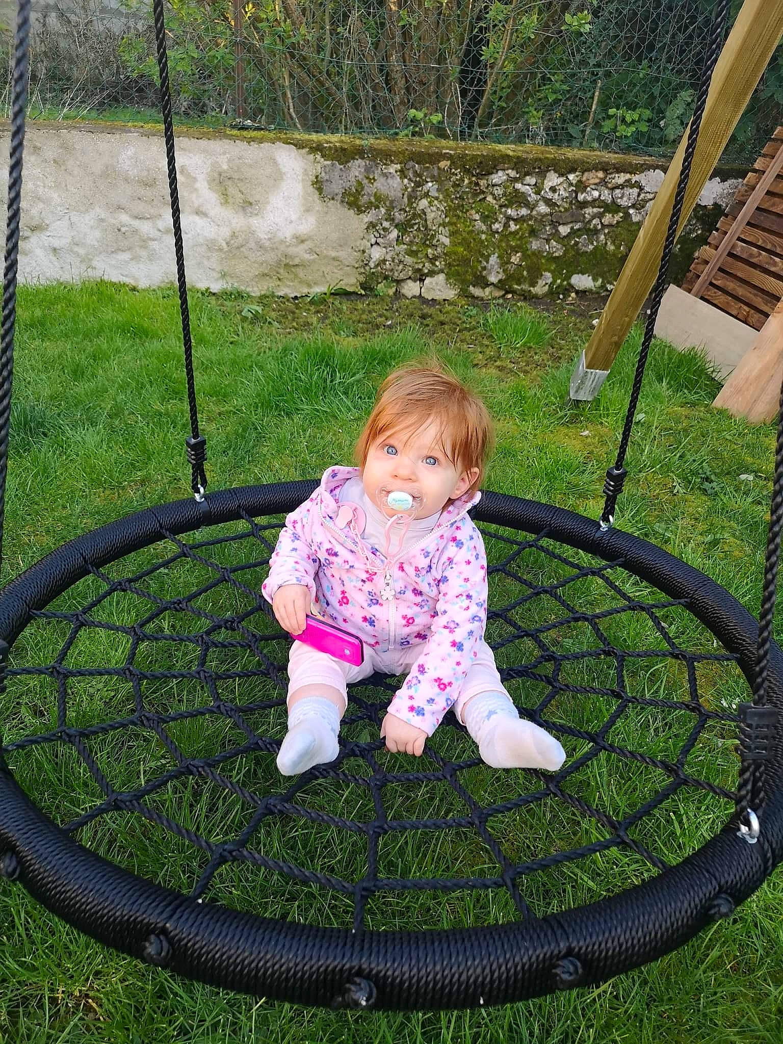 Mathilde participe au concours pour gagner de l'argent avec cette photo : baby, baby_toddler_clothing, botany, child, circle, fun, garden, grass, grass_family, green, lawn, leaf, leisure, people_in_nature, person, plant, playground, product, recreation, swing