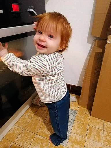 Mathilde participe au concours pour gagner de l'argent avec cette photo : arm, baby_toddler_clothing, cheek, child, floor, flooring, hair, happy, hardwood, home_appliance, jeans, joint, joy, pattern, person, sleeve, smile, television, thumb, toddler