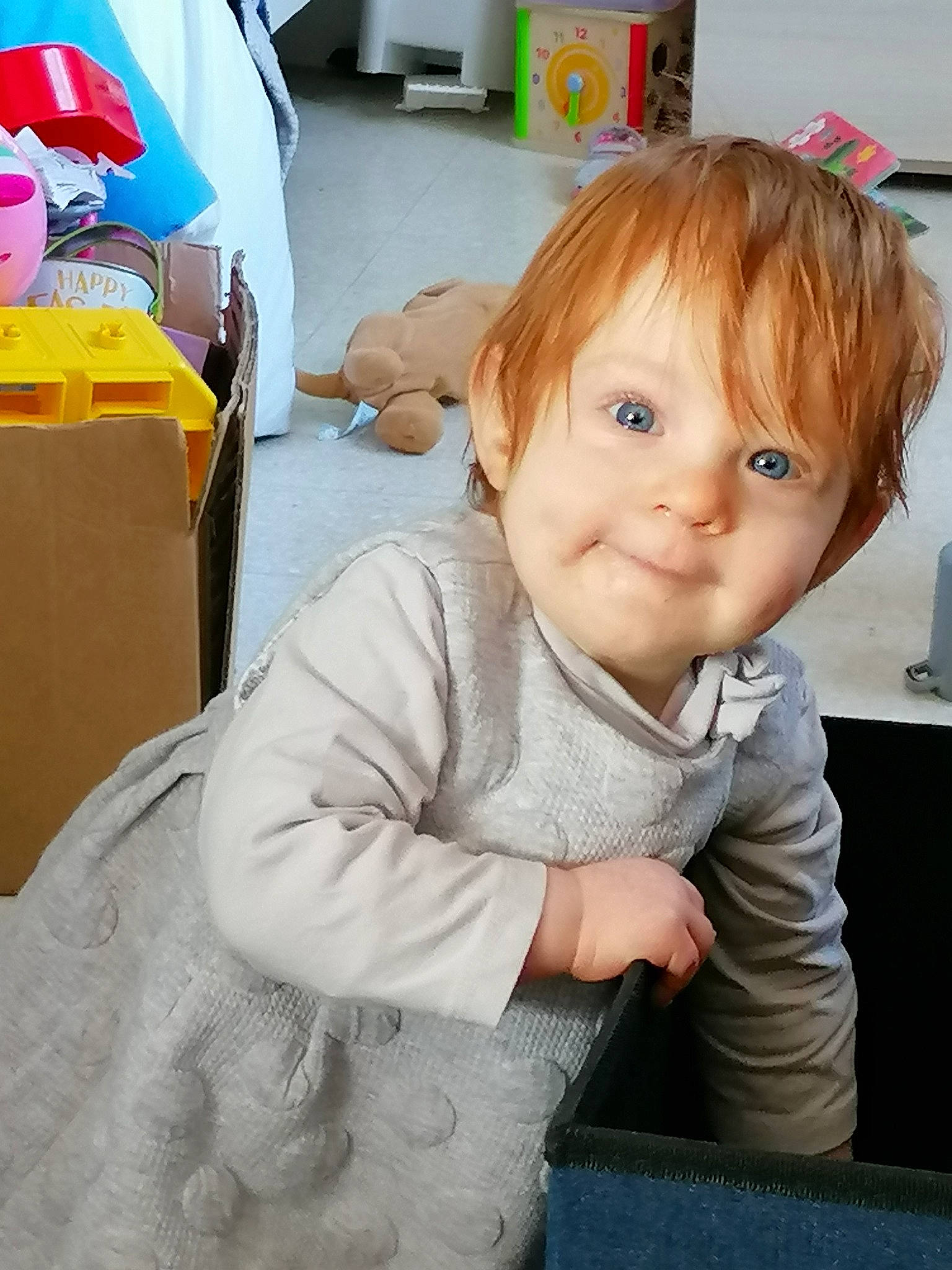 Mathilde participe au concours pour gagner de l'argent avec cette photo : baby, baby_toddler_clothing, bangs, cheek, child, flooring, fun, fur, home_appliance, joy, kitchen_appliance, person, refrigerator, room, sitting, sleeve, smile, standing, thumb, toddler