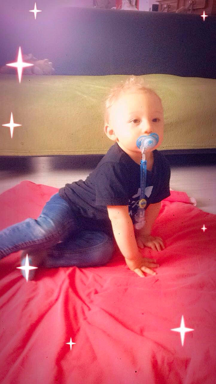 Aaron participe au concours pour gagner de l'argent avec cette photo : arm, child, fun, leisure, person, toddler