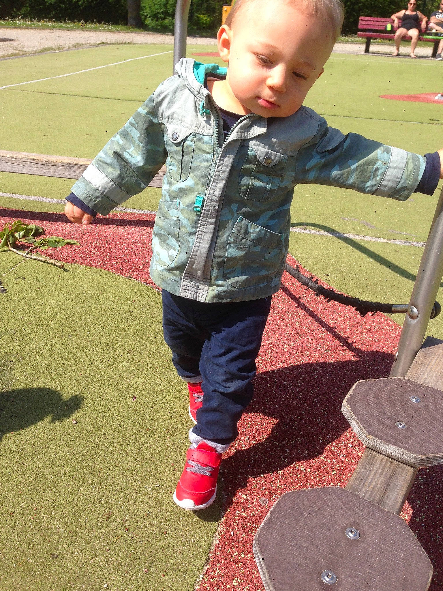 Aaron a rejoint le concours — aidez-le/la à gagner de superbes lots ! child, fun, jeans, outdoor_play_equipment, person, play, playground, public_space, recreation, soil, toddler