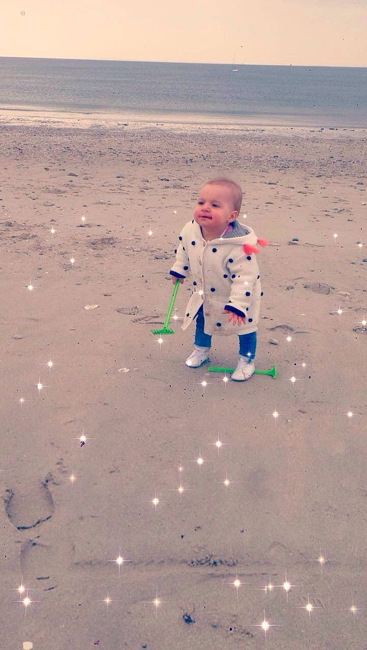 Lucie a rejoint le concours — aidez-le/la à gagner de superbes lots ! beach, child, fun, landscape, ocean, person, play, sand, sea, sky, toddler, vacation
