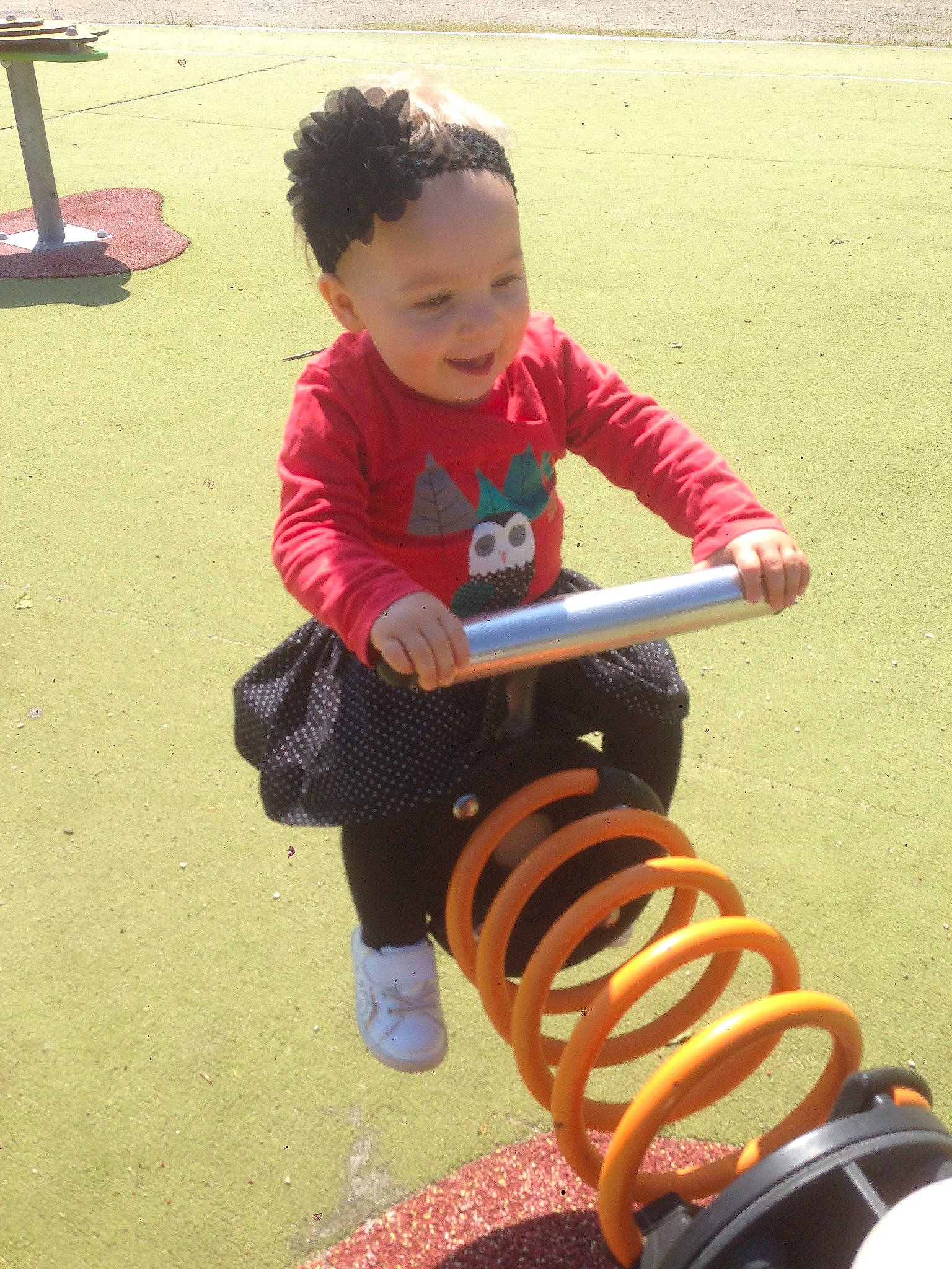 Lucie a rejoint le concours — aidez-le/la à gagner de superbes lots ! child, city, fun, human_settlement, leg, leisure, outdoor_play_equipment, person, play, playground, public_space, recreation, smile, toddler