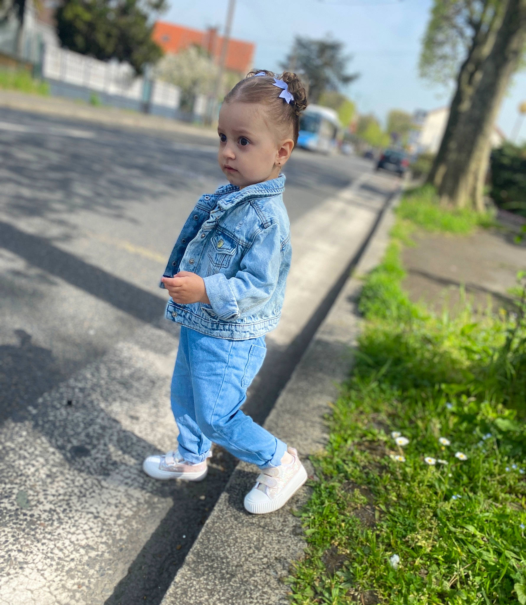 Melissa a rejoint le concours — aidez-le/la à gagner de superbes lots ! asphalt, child, denim, electric_blue, fun, grass, happy, jeans, leisure, pattern, people_in_nature, person, plant, recreation, road, road_surface, sidewalk, sky, standing, toddler