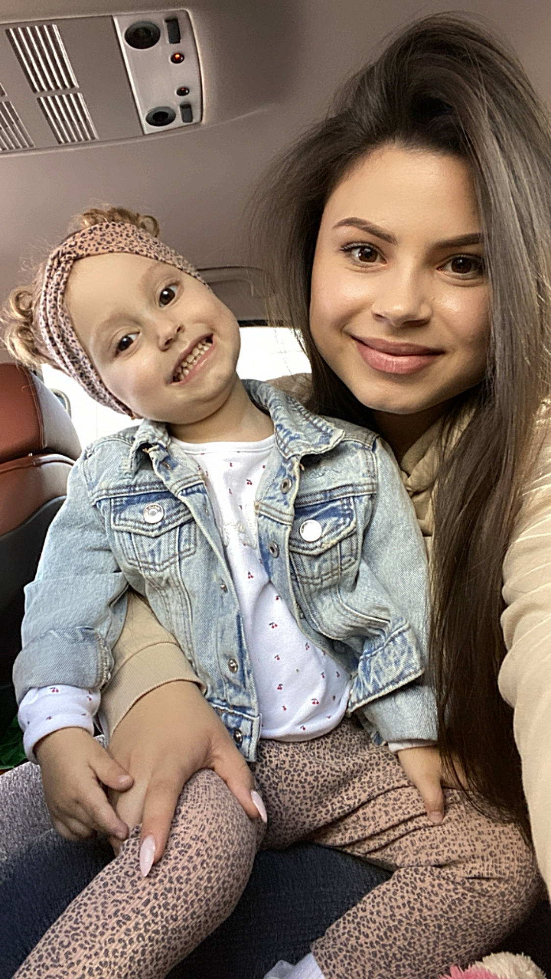 Melissa participe au concours pour gagner de l'argent avec cette photo : black_hair, blond, child, comfort, cool, eye, fashion, flash_photography, fun, gesture, happy, head, headwear, human, human_leg, iris, joy, lip, person, skin