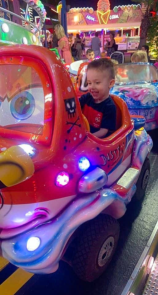 Thimoty participe au concours pour gagner de l'argent avec cette photo : automotive_design, automotive_exterior, automotive_tire, blurred, entertainment, eye, fun, joy, leisure, magenta, motor_vehicle, organ, people, person, pink, product, purple, riding_toy, tire, toddler