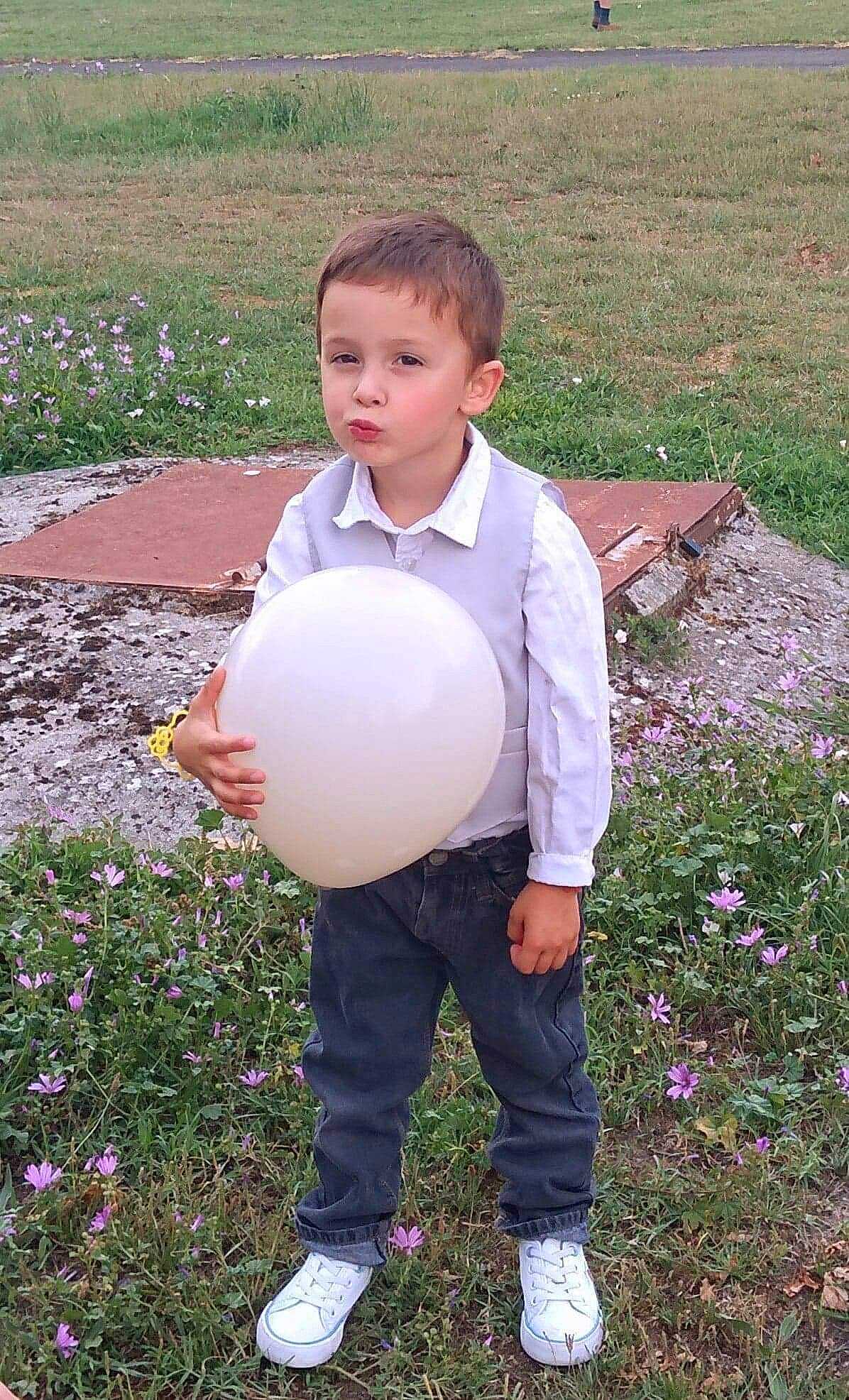 Thimoty participe au concours pour gagner de l'argent avec cette photo : balloon, child, easter_egg, fun, grass, grassland, happy, leisure, party_supply, people_in_nature, person, plant, play, recreation, soil, t_shirt, toddler