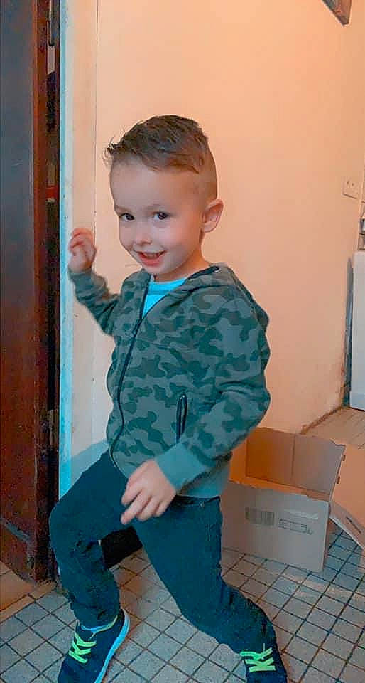 Thimoty a rejoint le concours — aidez-le/la à gagner de superbes lots ! baby_toddler_clothing, blond, carton, child, chin, denim, door, electric_blue, fun, happy, joy, leg, pattern, person, room, shipping_box, shoulder, sitting, sleeve, smile