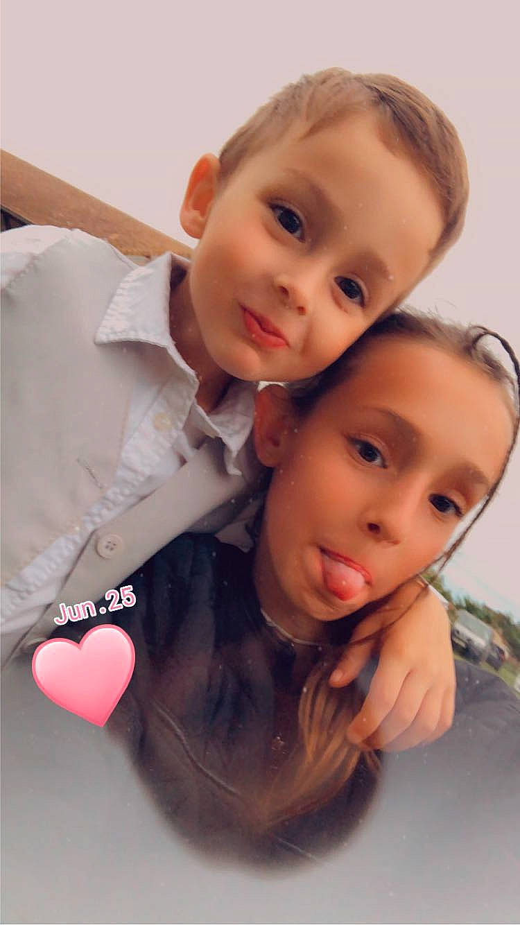 Thimoty a rejoint le concours — aidez-le/la à gagner de superbes lots ! baby, baby_toddler_clothing, brown_hair, cheek, child, eyebrow, finger, fun, gesture, happy, iris, lip, nose, person, sitting, skin, sleeve, smile, t_shirt, thumb