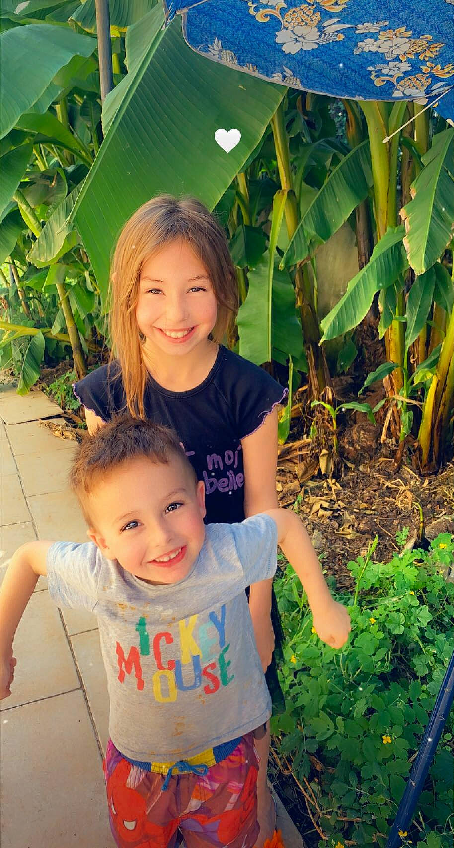 Chloé participe au concours pour gagner de l'argent avec cette photo : adaptation, baby_toddler_clothing, banana_leaf, botany, gesture, grass, green, happy, iris, joy, leaf, leisure, nature, organ, people_in_nature, person, plant, skin, smile, t_shirt