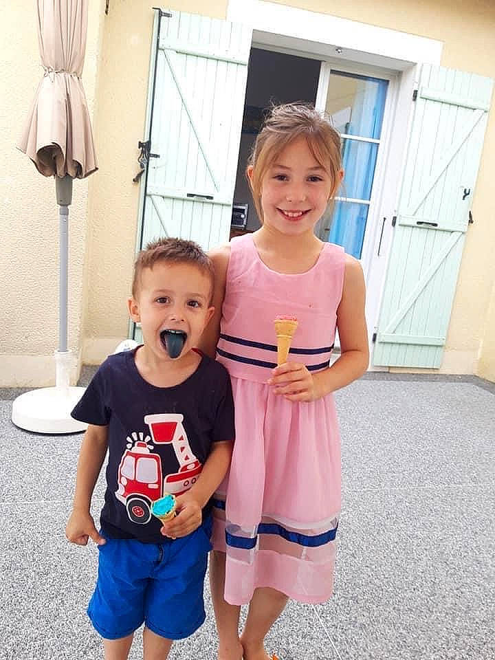 Chloé participe au concours pour gagner de l'argent avec cette photo : baby_toddler_clothing, child, door, event, flooring, fun, gesture, happy, human_leg, joint, joy, lamp, leisure, person, shorts, sleeve, smile, standing, t_shirt, toddler