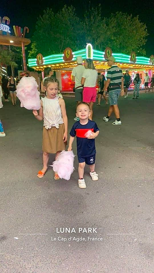 Chloé a rejoint le concours — aidez-le/la à gagner de superbes lots ! asphalt, child, city, crowd, event, fun, grass, joy, leisure, motor_vehicle, pedestrian, person, plant, recreation, shorts, street, t_shirt, toddler, travel, tree